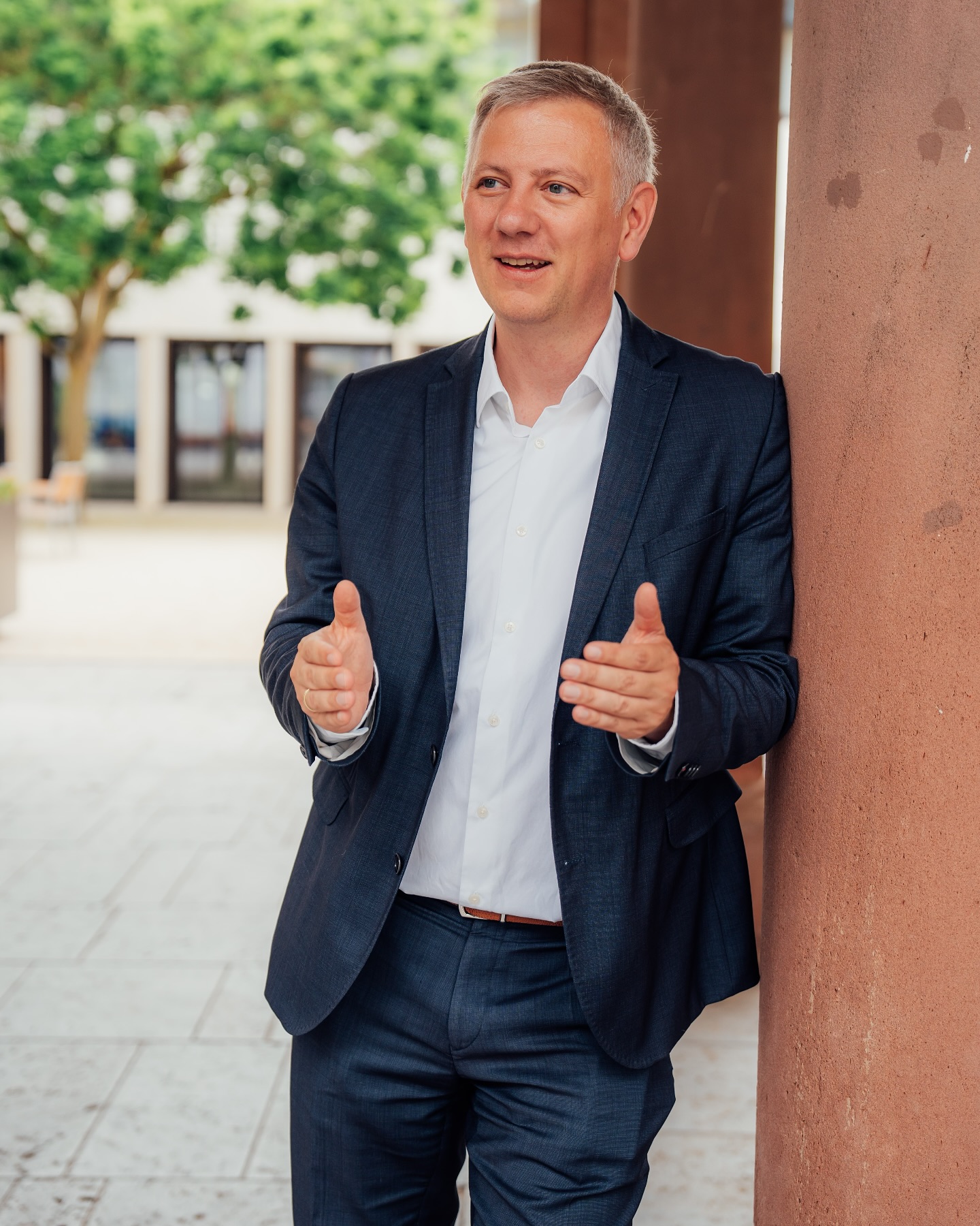 Die Sperrung der Zeller Brücke auf der B45 bei Bad König-Zell bringt den Verkehr im Odenwald zum Stillstand. Täglich nutzen rund 15.000 Fahrzeuge diese Strecke – sie ist eine der wichtigsten Verbindungen der Region. Besonders problematisch: Die nächstgelegene Ausweichstrecke ist ebenfalls gesperrt.
Die Landesregierung muss jetzt schnell und verlässlich handeln. Es braucht tragfähige Lösungen für den Alltagsverkehr, den öffentlichen Nahverkehr, insbesondere Schülerverkehre, sowie für die betroffenen Betriebe. Die Menschen im Odenwald haben ein Recht auf funktionierende Infrastruktur.
Ich habe der Landesregierung dazu einen umfangreichen Fragenkatalog vorgelegt. Sie muss endlich für Transparenz sorgen, Verantwortlichkeiten klären und schnellstmöglich Maßnahmen auf den Weg bringen, um die Sperrung zu beheben und die Region zu entlasten. Für die Zukunft fordere ich die Landesregierung dazu auf, gezielt digitale Bauwerksüberwachung und Frühwarnsysteme einzusetzen, um strukturelle Schwächen frühzeitig zu erkennen und solche Sperrungen möglichst zu vermeiden.