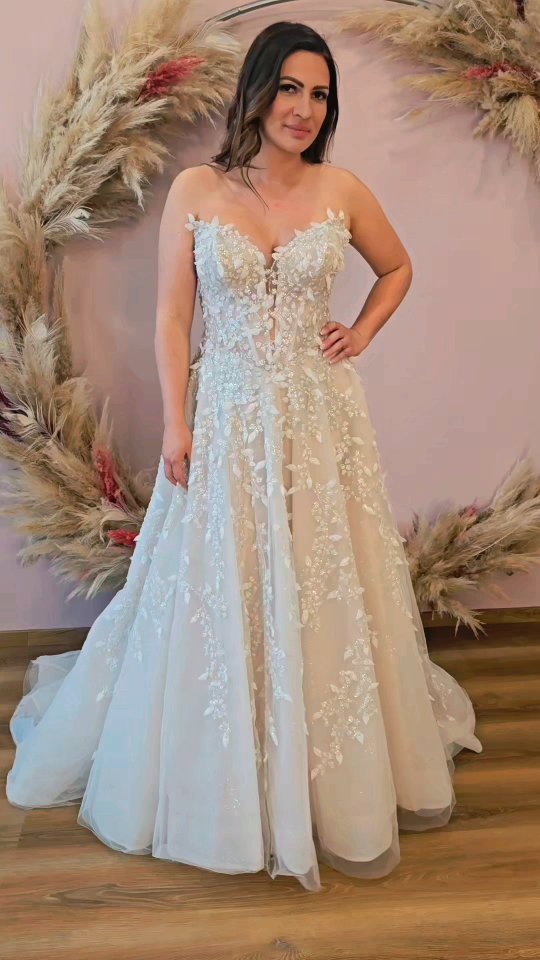 Dieses Traumkleid lässt jede Braut strahlen.
Feine Glitzerspitze, 3D Blätter und Glitzertüll machen dieses Kleid zu etwas ganz besonderem
#bridetobe2026
#pfalzhochzeiten
#braut2025
#braut2026
#heirateninmannheim