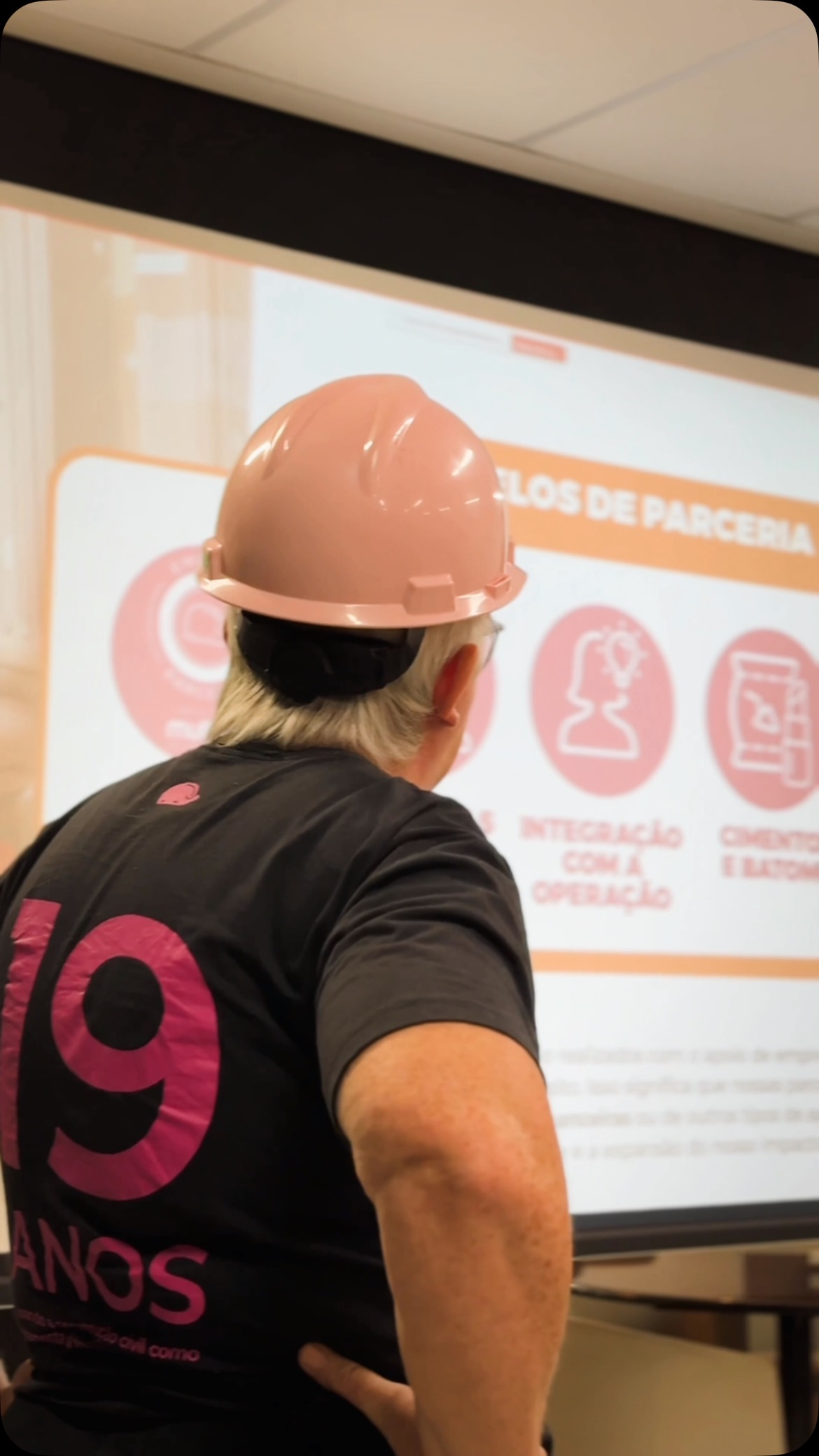 Na última sexta-feira, nossa fundadora Bia Kern esteve na TECNOVA, empresa parceira e “Selo Rosa” do Instituto Mulher em Construção.
Durante o encontro, Bia falou sobre a importância da equidade de gênero no mercado de trabalho e explicou aos colaboradores o que significa ser uma Empresa Selo Rosa — e como esse compromisso é essencial para a construção de um mundo mais justo.
Quer saber mais sobre nossas parcerias empresariais?
Envie um e-mail para parcerias@mulheremconstrucao.org.br e vamos dar esse importante passo juntas!
Obrigada @tecnovaenergia por ser uma empresa mantenedora do IMEC 🩷