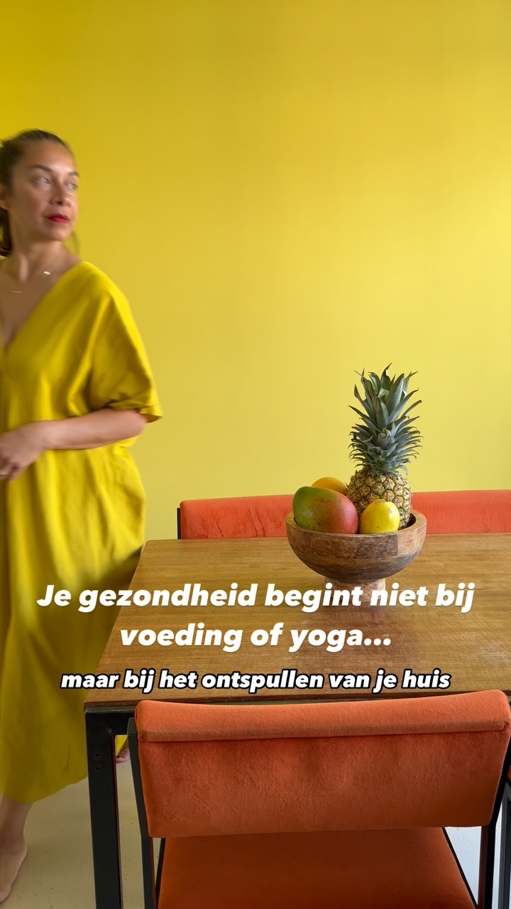 Je gezondheid begint niet bij voeding of yoga – maar bij het ontspullen van je huis.
En dat voelt misschien als een onverwachte uitspraak…
Want als we denken aan gezonder leven, denken we aan:
🥦 Beter eten
🧘♀️ Meer bewegen
😴 Eerder slapen
Maar wat als ik je vertel dat jouw fysieke én mentale gezondheid óók beïnvloed wordt door wat er om je heen ligt?
📌 De overvolle kast waar je steeds snel de deur van dichtdrukt.
📌 De la die je al maanden “ooit” wil uitmesten.
📌 De hoek in de kamer waar je je blik liever van afwendt.
Dat alles vreet energie. Continu.
Niet in één klap, maar beetje bij beetje.
🧠 Elke keer dat je die rommel ziet, moet je brein keuzes maken.
🧠 Elke keer dat je spullen verplaatst in plaats van écht loslaat, schuif je onrust voor je uit.
🧠 Elke keer dat je huis niet voelt als een plek om op te laden, loop je verder leeg.
Wil je écht goed voor jezelf zorgen?
Dan begin je niet bij je boodschappenlijst, maar bij je ladekast.
Niet bij een ochtendmeditatie, maar bij het opruimen van visuele prikkels.
Want pas als je ruimte maakt in huis, ontstaat er ook rust in je hoofd.
En dat is de basis voor een gezonder leven.
✨ Klaar om het anders te doen?
In mijn 1:1 opruimtraject help ik je niet alleen ontspullen, maar ook naar een andere levensstijl die past bij jou.
Met praktische begeleiding en zonder oordeel.
📆 Boek nu gratis en vrijblijvend een kennismakingscall via de link in bio.
Dan kijken we samen hoe we rust terugbrengen in jouw huis én hoofd.
Volg @miriamjbakker voor meer opruim motivatie 🫶🏼
#opruimen #rustinhoofd #vrouwelijkeondernemers #werkendemoeder #gezondheidstartthuis #opruimcoach