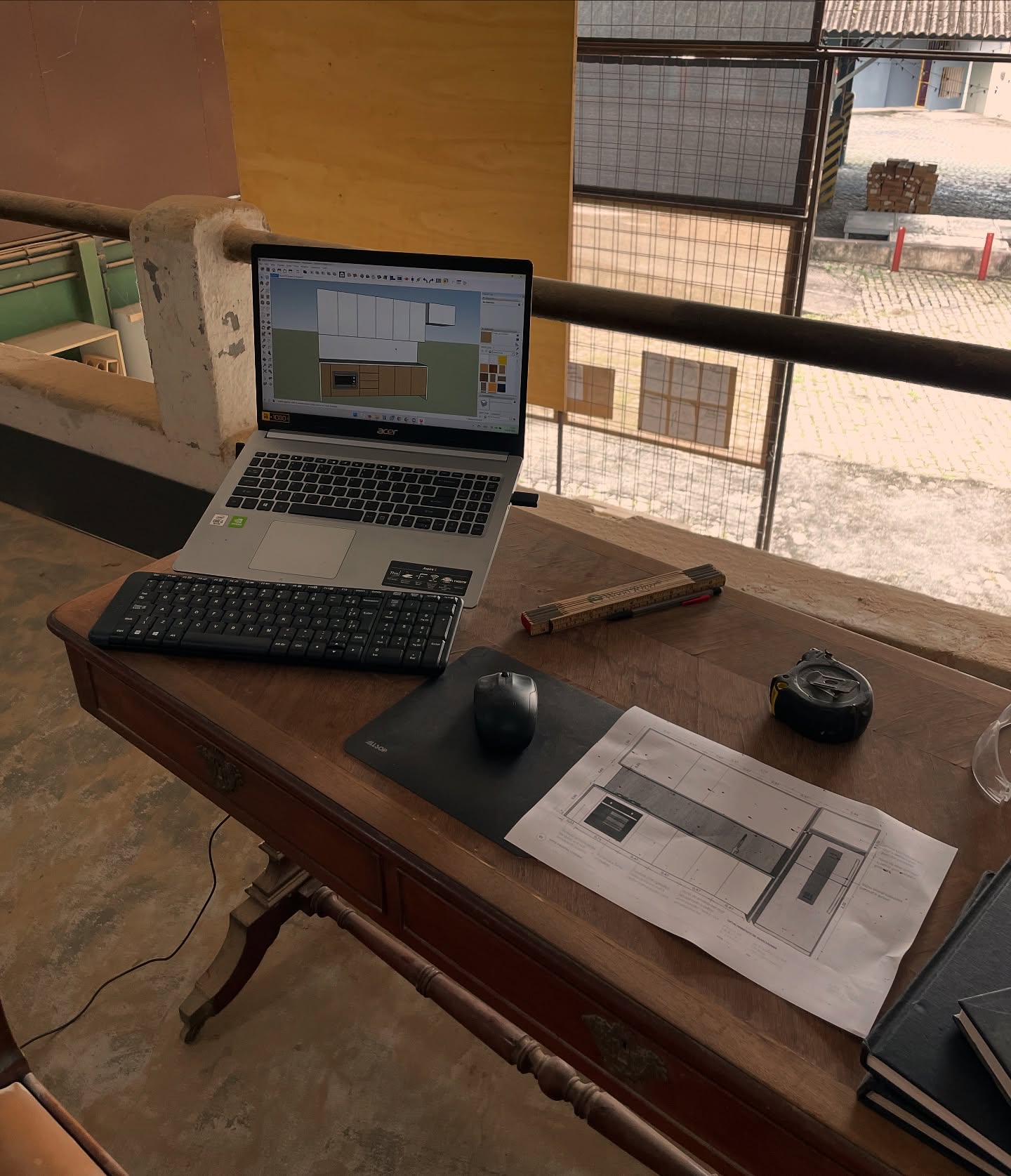 ✍️👨🏻💻 Muito além da madeira e ferramentas
O trabalho de marcenaria começa muito antes do primeiro corte. Antes de qualquer peça ganhar forma, existe um processo técnico importante: estudo, desenho e projeto.
Cada móvel é pensado nos mínimos detalhes para garantir funcionalidade, estética e durabilidade. Só depois dessa etapa de planejamento é que a madeira entra em cena.
Na foto, um pouco dessa parte essencial do trabalho: programas de design, arquitetura e esboços à mão, onde as ideias começam a tomar forma de verdade.
Planejamento é o que faz a diferença no resultado final!