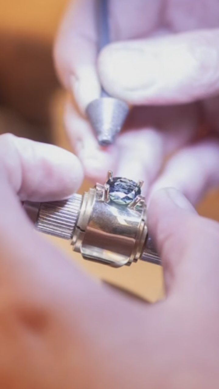 I et loft på Presteigen skjuler det det seg en liten diamant av en bedrift. Brenda Meinen er gullsmed og har med støtte fra Spir videreutdannet seg som diamantinnfatter.
Det hele startet for ni år siden var Brenda og kjæresten Leon på ferie i Norge for første gang. Det skulle snu opp ned på alt.
Les hele saken på spirher.no og sjekk ut @atelierbrendameinen_no på insta.
📸 @nordicdesigncrew
🖊️@nordicdesigncrew
#spir #omstillingsprogram #midtregauldal #gullsmed #diamantinnfatting #håndverk #kreativefolk #leveimidtregauldal #norge #visitnorway #gründerliv #brendameinen #presteigen #smykkedesign