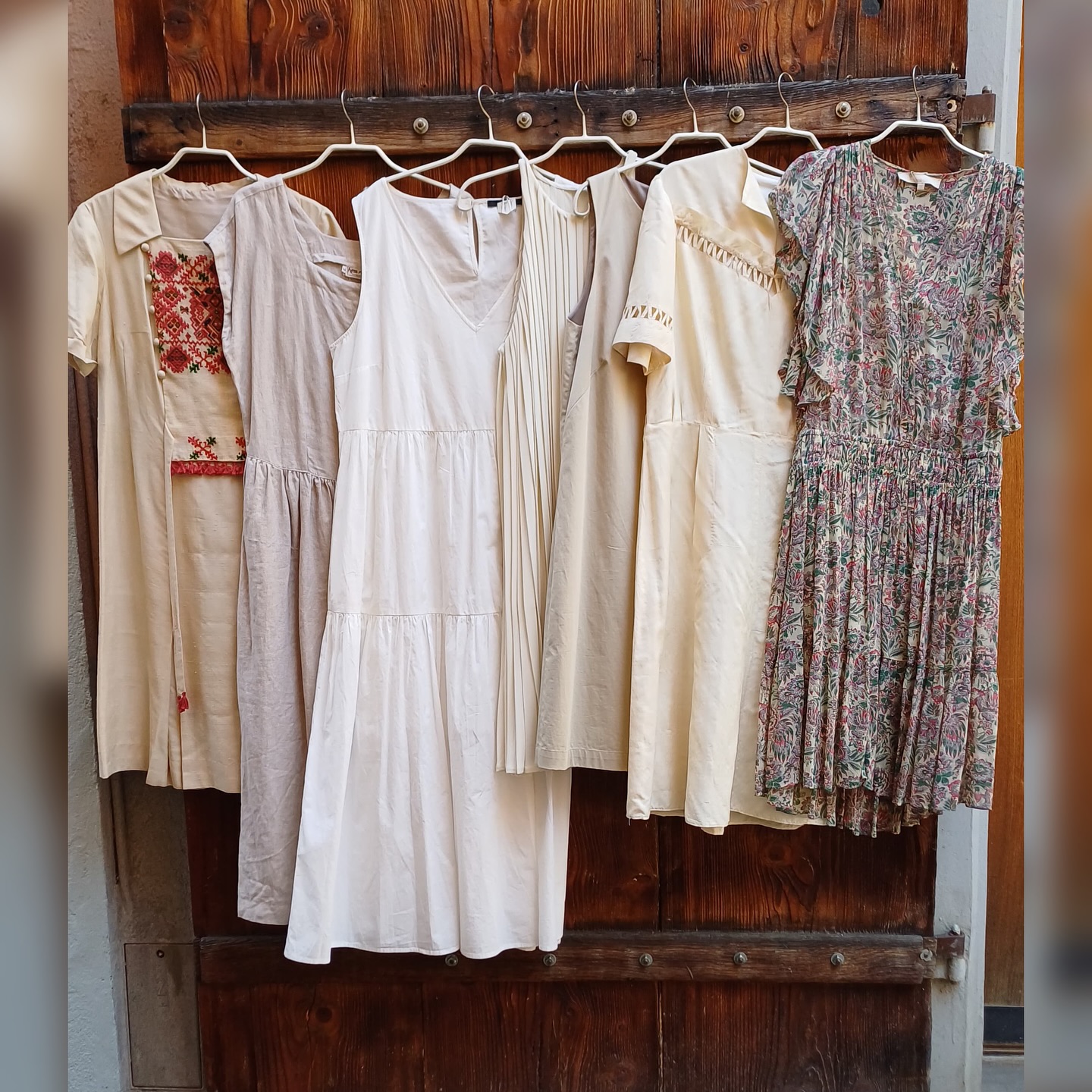 All the colours of spring 🌼🌸🪻
Find a wide range of dresses for spring and summer at REmember Vintage 🫶🏽 Visit us at Ankengasse 4 and find your new favourite outfit 👗
#secondhand #dress #vintage #spring #zurich