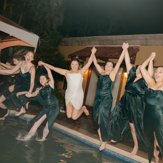 Love makes a splash 💦✨ Ending the night the only way we know how — with joy, champagne, and a pool full of memories.
Thank you for the incredible photos @aguaecoco_cr