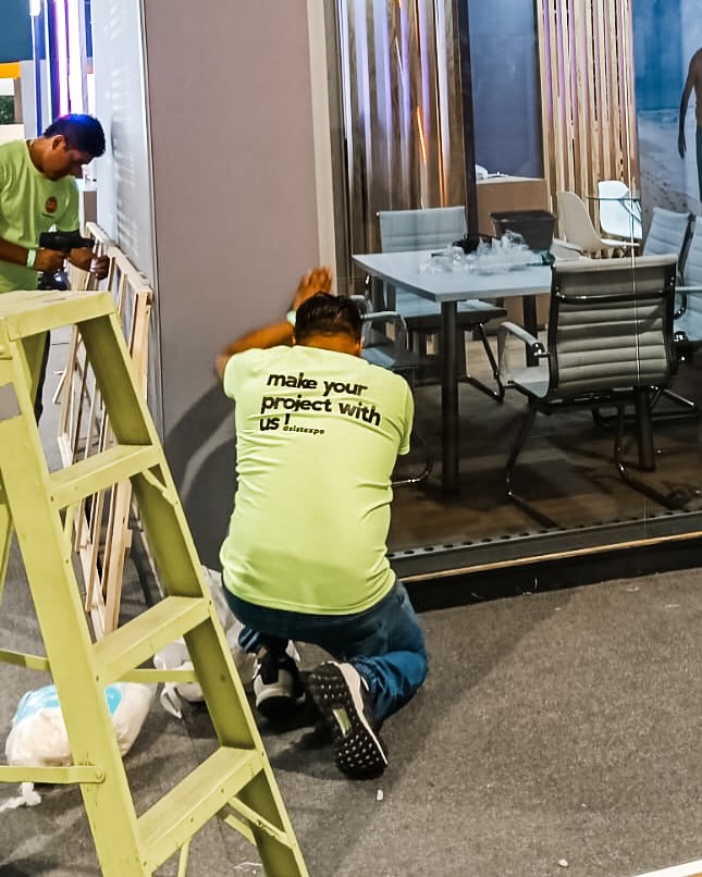 Detrás de cada exposición impresionante hay un equipo de montaje que no solo construye espacios, ¡sino que también representa una empresa.
El montaje no solo se ve, también se siente.
Una buena imagen de tu equipo de montaje refleja calidad, compromiso y atención al detalle.
Porque en cada exposición, el profesionalismo también se exhibe.
#MontajeConIdentidad #BrandingEnAcción #sistexpo #wemakeithappen #mkt #tradeshow