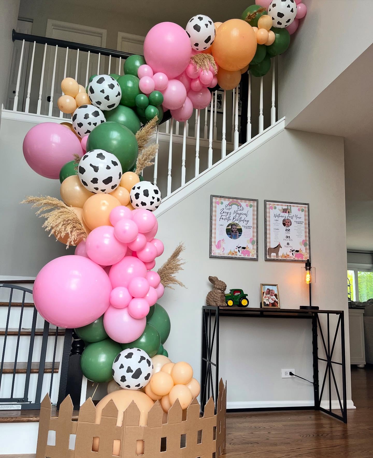 Farm, but make it magical 🤭🦄🐮🐷
•
•
•
•
•
#farmbirthday #unicornbirthday #toddlerbirthday #birthdayballoons #balloongarland #customballoons #springbirthday #chicagoballoons