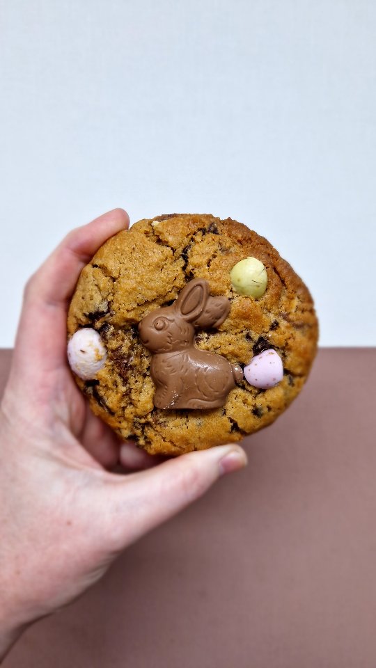 Het is even werk, maar ik doe het met liefde voor je!
Botercrème, vullingen, biscuit, cakejes, prints, chocodecoratie; het wordt allemaal vers gemaakt door mij VOOR JOU! Ik geloof er oprecht in dat het zelf maken van alle onderdelen van jouw bestelling er voor zorgt dat jij de beste versie van het gebak krijgt voor jouw feest! ❤️
Persoonlijker dan dit ga jij jouw gebak niet krijgen 🫶🏻.
#suikertijd #cupcakes #taart #brownies #cookies #feest #persoonlijkgebak #kinderfeest #bruilofttaart