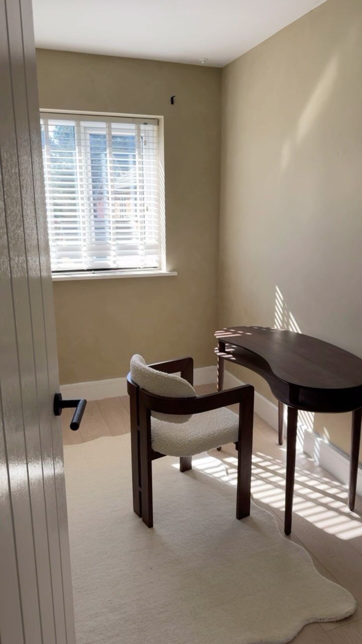 𝙊𝙛𝙛𝙞𝙘𝙚 𝙈𝙖𝙠𝙚𝙤𝙫𝙚𝙧 𝙋𝙖𝙧𝙩 𝙄𝙄
It’s been a while! Of course that’s because I’ve been project bouncing again 😅
But, here we are so far! We’ve got the walls covered, the flooring, some decor / furniture. After months of waiting, we finally got our hands on this beautiful H&M Home desk too and it did not disappoint!
Next, we want to DIY the KALLAX Shelving unit, choose curtains, DIY pouffe, add light pendants. find the right chair and add wall shelves. I might change the sockets and switches too. Not forgetting all the decor to add! So not much to do haha 🤣
Details for the room makeover so far:
~ Wall Paint: LIMEWASH @makeitrustoleum {No.547}
~ Flooring Kefe Cassis Laminate by @tapicarpetsandfloors
~ Scalloped Rug @laredoute_uk
~ Desk @hmhome
What do you think so far? Watch out for Office Makeover III 🤎
Happy Thursday!
Love,
Nicola & Vicki xx
Previous Pr @makeitrustoleum
#makeitrustoleum #rustoleum #rustoleumlimewash #limewash #limewashpaint #officedesign #slowliving #japandiinterior #japandistyle #warmminimalism #softminimalism #aesthetic #wabisabi #scandihome #neutraldecor #wabisabiinteriors #wabisabidesign #neutraldecorstyles #homeoffice
#interior123 #minimalisthomedecor #neutraldecor #interior4all #neutraldecorstyles #fengshui #parisiandecor #wabisabi #hyggehome