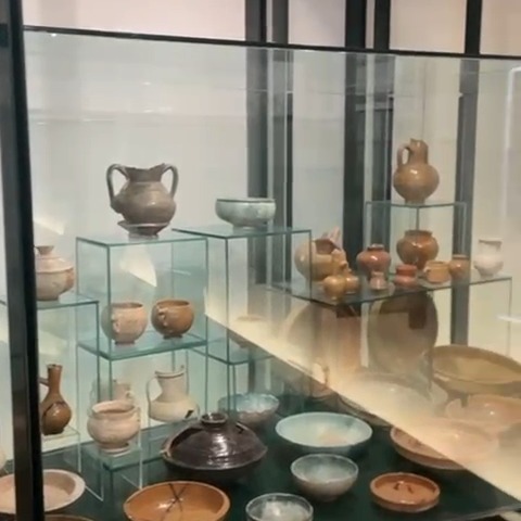 Neste vídeo, convidamos-te a descobrir a riqueza visual e cultural da arte islâmica. Uma expressão única que atravessa séculos e fronteiras, revelando formas, cores e simbolismos marcantes.
Assiste e deixa-te inspirar por uma herança artística fascinante.
#ArteIslâmica #Cultura #Museu #história