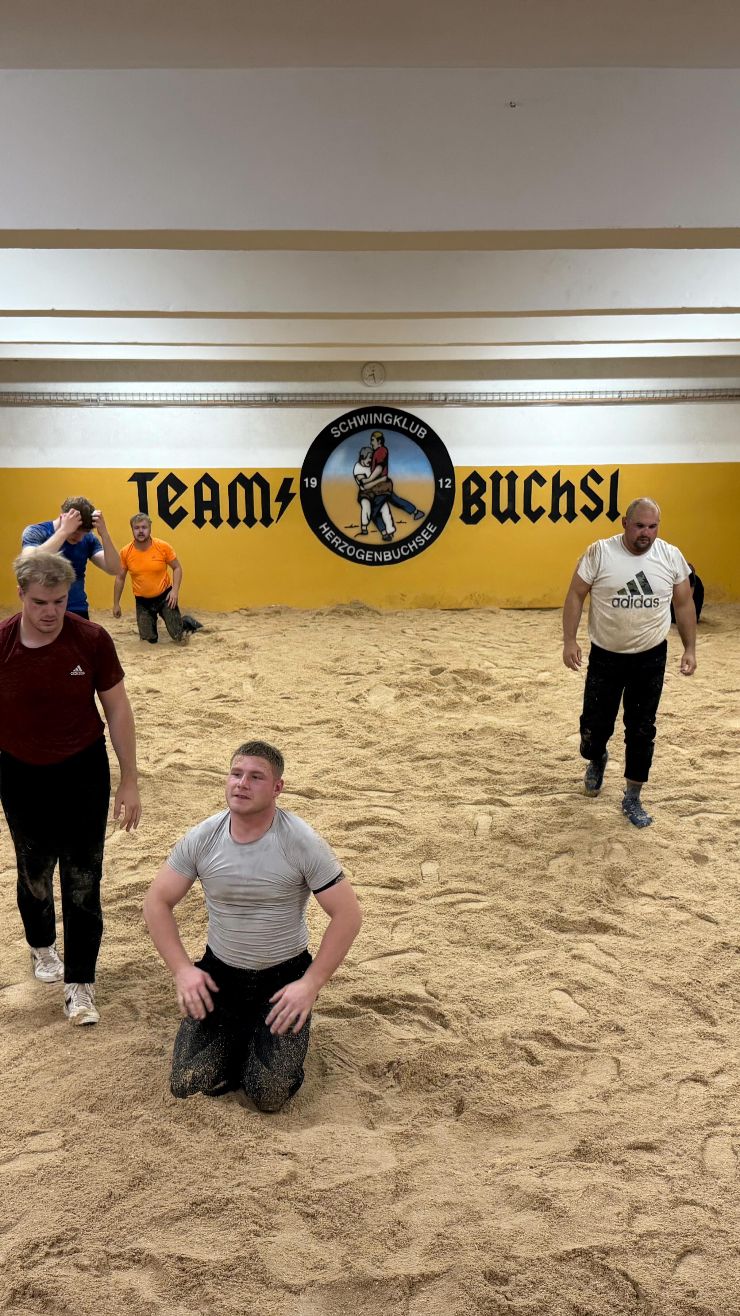 🔥 Schwingklub Buchsi ist heiss aufs Heimfest! 🔥
Flöru & Michu waren im Schwingkeller Herzogenbuchsee und haben gecheckt, wie’s läuft – Fazit: Die Schwinger sind parat und voller Vorfreude!
Simon Mathys (Technischer Leiter) und André Sommer (Präsident) bringen’s auf den Punkt:
„Mir sind heiss – und mir freue ois riesig!“
Jetzt seid ihr dran:
Tickets sichern für den 7. Juni!
Und: Wir suchen noch Helfer – chunsch ou?
Mehr im Video in unserem BLOG - auf unserer Webseite: www.osf-2025.ch
#OSF2025 #SchwingklubBuchsi #ChunschOu #MirSindHeiss #Schwingerherz #MuniCäsar #Inkwil2025 #SägemehlPower #JetztTicketsSichere #HelferGsuucht