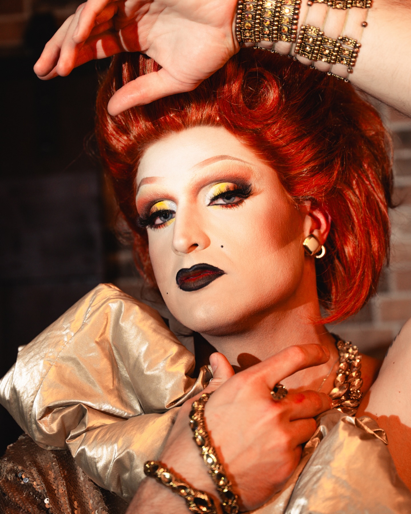 “I’m not arrogant, I’m just being my own ideal.” – Karl Lagerfeld
Bathed in golden light, wrapped in sequins, and kissed by confidence. This is not just drag — it’s a declaration.
#dragqueen #dragartist #goldenhourglow #karlagerfeldquote #makeupgoals #sequinsandsass #dragfashion #redhairmagic #queercreativity #fierceenergy #lgbtqstyle
Serving looks, always. ✨ #OdetteHellaGrand 🔥
Picture by @steve_w_grams