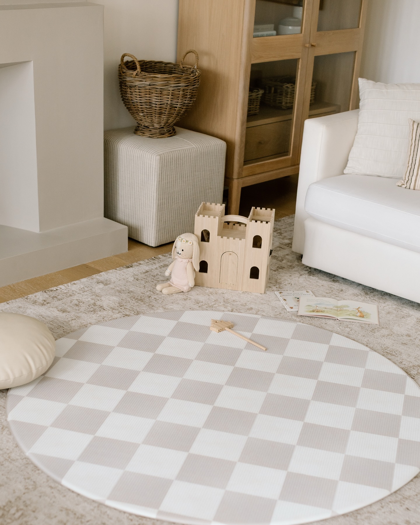 Every brand shoot the baby fever gets reeeeeeal.
Client: @ourson_baby
Home & Styling: @andreagrbichome
📷: @elzaphotographie