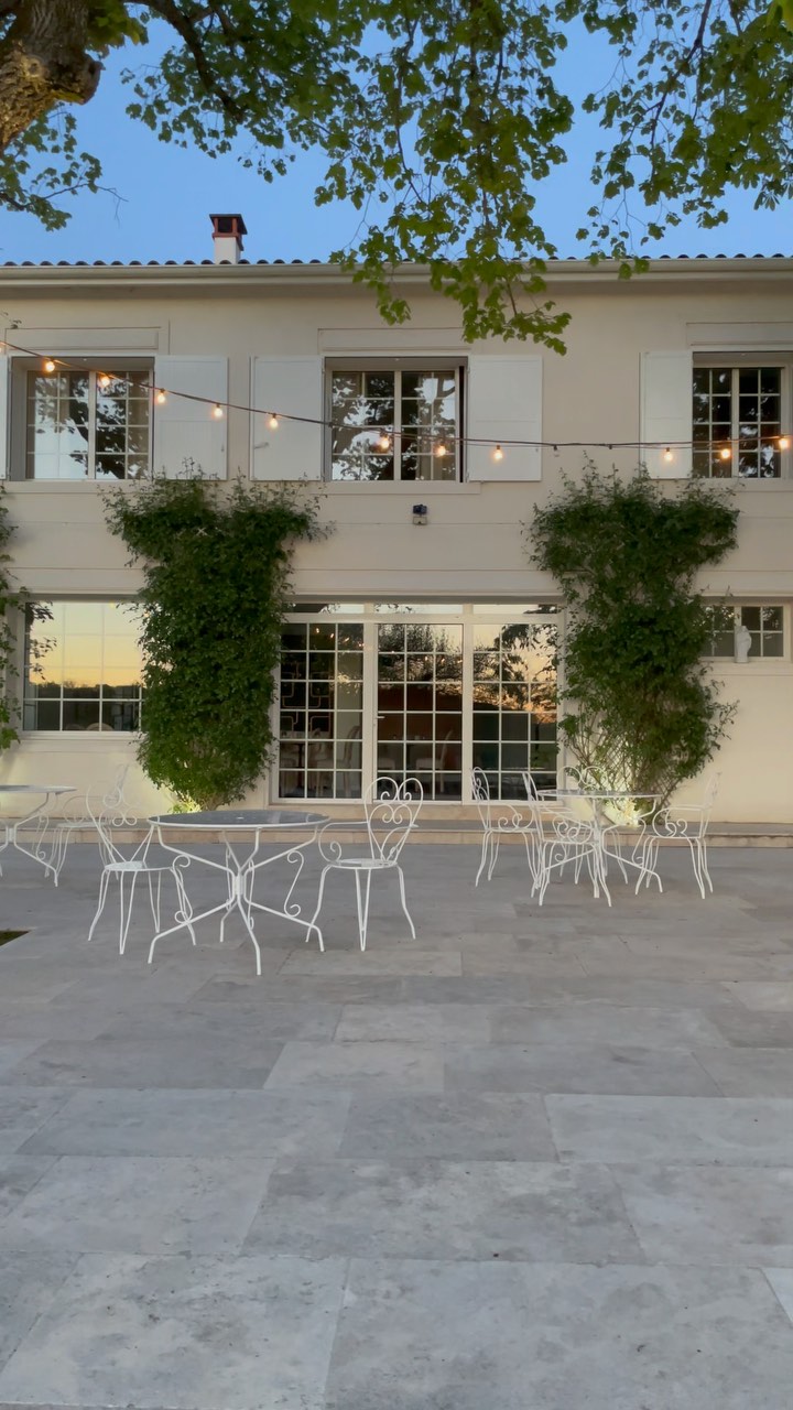 Un soir de printemps au Domaine de Bonaveau 🎠
Le soleil se couche,
la terrasse s’illumine,
et on profite juste de l’instant 🌿