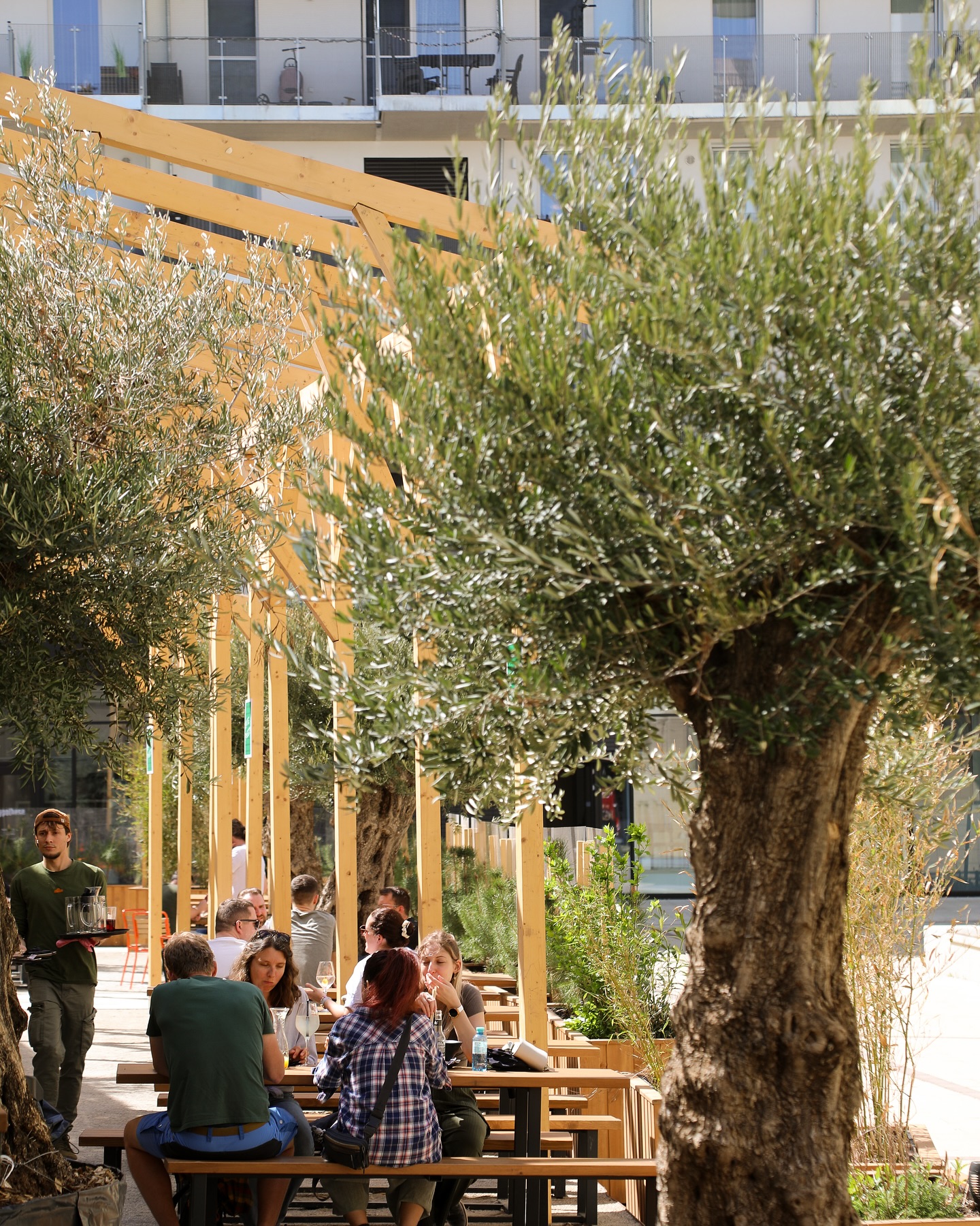 Das wichtigste während einer Weinverkostung? Geile Kulinarik. Das wichtigste nach einer Weinverkostung? RICHTIG! Ein Bier! 😜 Und genau deshalb solltet ihr am 15. Mai in den @gleisgarten Wien zu WEIN AUF SCHIENE kommen, denn da könnt ihr euch zuerst durch die JWW-Weine kosten und wenn der Hunger kommt, könnt ihr aus bestem Streetfood aus aller Welt auswählen und bevor ihr nach Hause geht, könnt ihr eines der besten Seideln in ganz Wien trinken 😉 Und das beste: die Location ist einfach so cool, dass man gar nicht mehr heim will! Also sichtert euch euer Ticket unter https://www.gleisgarten.com/en/events/wein-auf-schiene und schaut vorbei! 🍾😄
WEIN AUF SCHIENE im GLEIS//GARTEN, 15. Mai 2025 ab 14 Uhr
#jww #jwwontour #weinaufschiene