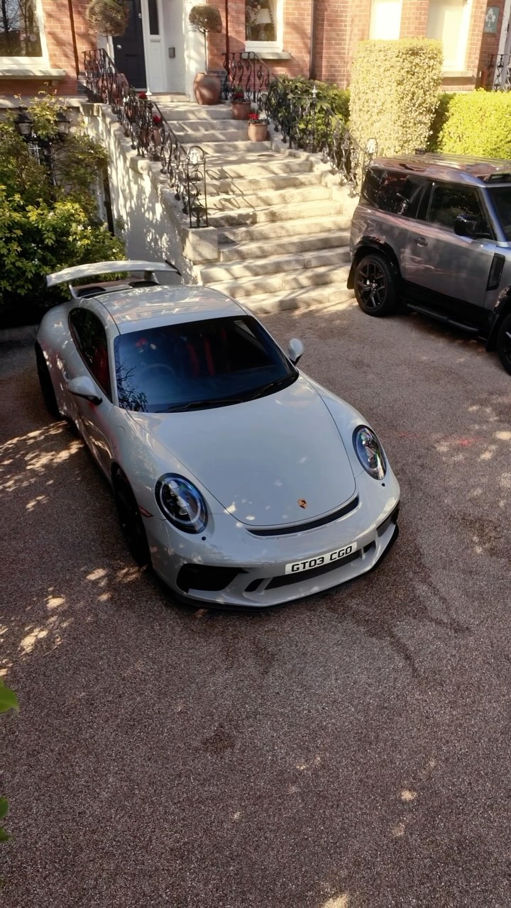 We had a pleasure of detailing this stunning Porsche GT3 and a urban defender
#autorefined #detailinglife #luxurycars #porsche #porschegt3 #urbandefender