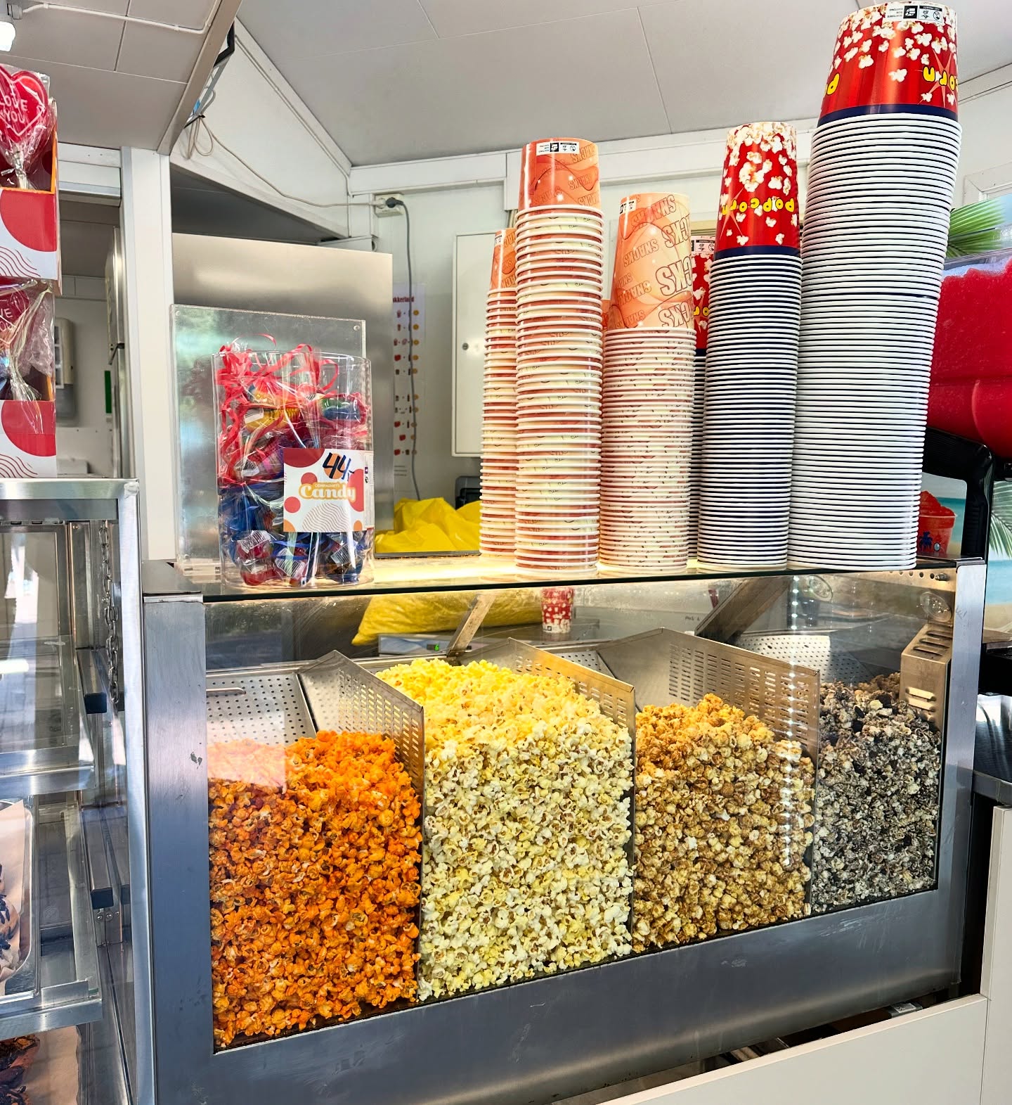 Vi besøkte TusenFryd i dag, og se hva vi fant 😍🍿🤩
#popcorn #toppen #caramelpopcorn #cheddarcheese #cookiesandcream #butterpopcorn #popcorncompagniet