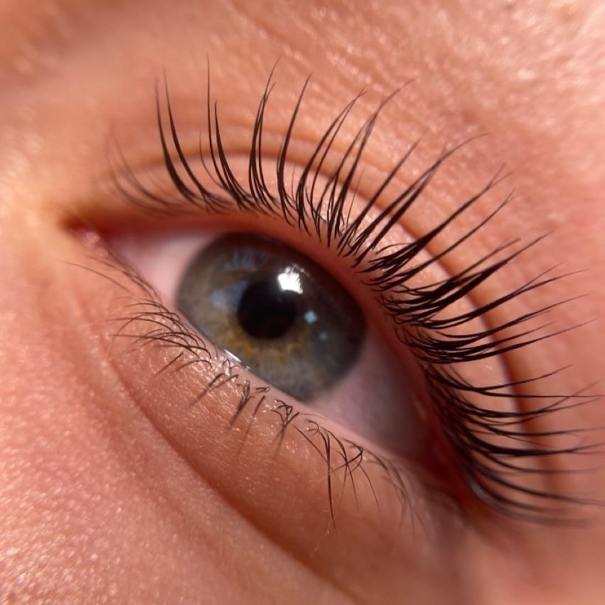 Regard sublimé, sans mascara !
Résultat ultra naturel & courbure parfaite grâce à notre rehaussement de cils.
Des cils gainés, recourbés et mis en valeur pendant plusieurs semaines.
Réservez votre rendez-vous avant l’été sur notre site, lien dans notre bio.
#rehaussementdecils #cilsnaturels #lashlift #institutbeaute #regardsublime #beautedesyeux #nicebeaute