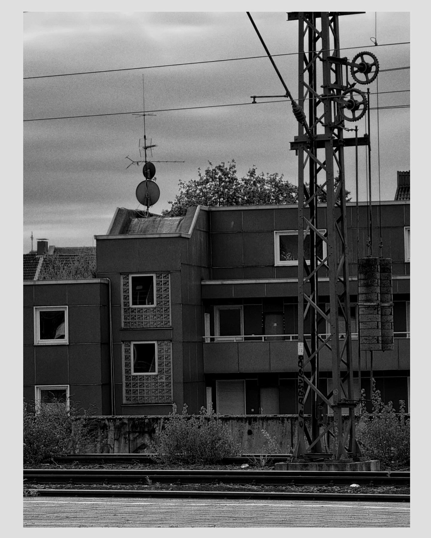 #blacknwhite #bnw #blackandwhite #bw #blackandwhitephotography #photography #art #bnwphotography #monochrome #black #photooftheday #captures #brutalismus#blacknwhitephotography #blackandwhitephotograhy #light #design #architecture #architektur #glass #beton #house #germany #streetphotography