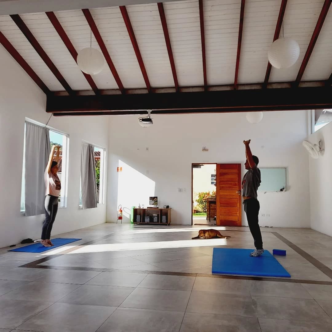 Manhã começando com uma aula sutil de Yoga, conduzida pela querida @celestecotrin , que cursou a formação de Instrutores de Yoga aqui do Sada Shiva e agora coloca em prática, nos estágios, suas novas habilidades e conhecimentos!!!
Boa sorte querida Celeste, linda jornada pra vc!!!