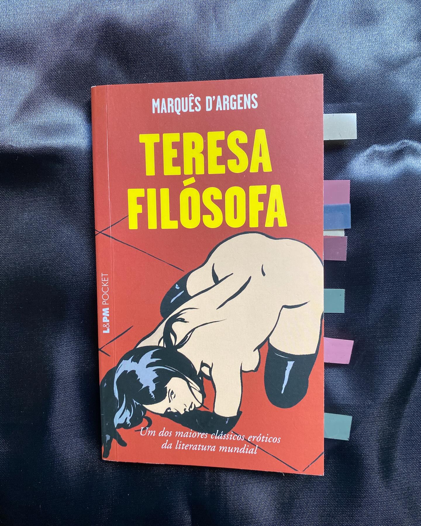Teresa Filósofa, um dos livros que mais me surpreende até hoje, não pela capa totalmente peculiar e nem por ser um grande clássico do Marquês D’argens, autor de grandes clássicos eróticos, mas sim, pelo seu conteúdo muito dele filósofo e crítico da sociedade do século XVIII.
Quando pensamos em um livro erótico, o que nos vem à cabeça em primeiro lugar é a descrição de cenas de sexo sem fim, até mesmo algo mais violento, dependendo do intuito da história. Como é um livro de 1748, é um dos primeiros livros eróticos publicados e nos surpreende com sua ousadia. Aí que mora o perigo: não se deve julgar um livro pela capa, e Teresa Filósofa é a prova disso.
O livro aborda temas muito mais filosóficos do que eróticos. Mesmo tendo uma infância que podemos considerar normal, mas com 11 anos, Teresa foi para um convento, pois a sua mãe não entendia alguns “modos” que a sua menina tinha. No entanto, durante o convento foi se abrindo um mundo de descobertas sobre si e sobre a sexualidade. Sendo um livro erótico escrito no século XVIII, ainda tem coisas que estão fora da rota e totalmente inadmissíveis de acontecer com uma adolescente.
O autor, Jean-Baptiste de Boyer, que usou o codinome de Marquês D’argens para escrever as suas obras, retrata em “Teresa Filósofa” muito mais que o erotismo. Trazendo um olhar crítico, principalmente a igreja e a sociedade burguesa, onde esconde a perversidade por trás da aparência respeitável dos padres e da elite.
Leia a resenha completa no Blog: https://www.aultimaexclamacao.com/post/resenha-teresa-fil%C3%B3sofa
#resenha #teresafilósofa #livros #livroserotico #erótico #jean-baptiste #1748 #books #bookinstagrammer
#clássico #classicoeuropeo #MarquêsD’argens #marquês #lempocket #L&M #capafeialivrobom #capafeia #erotisme