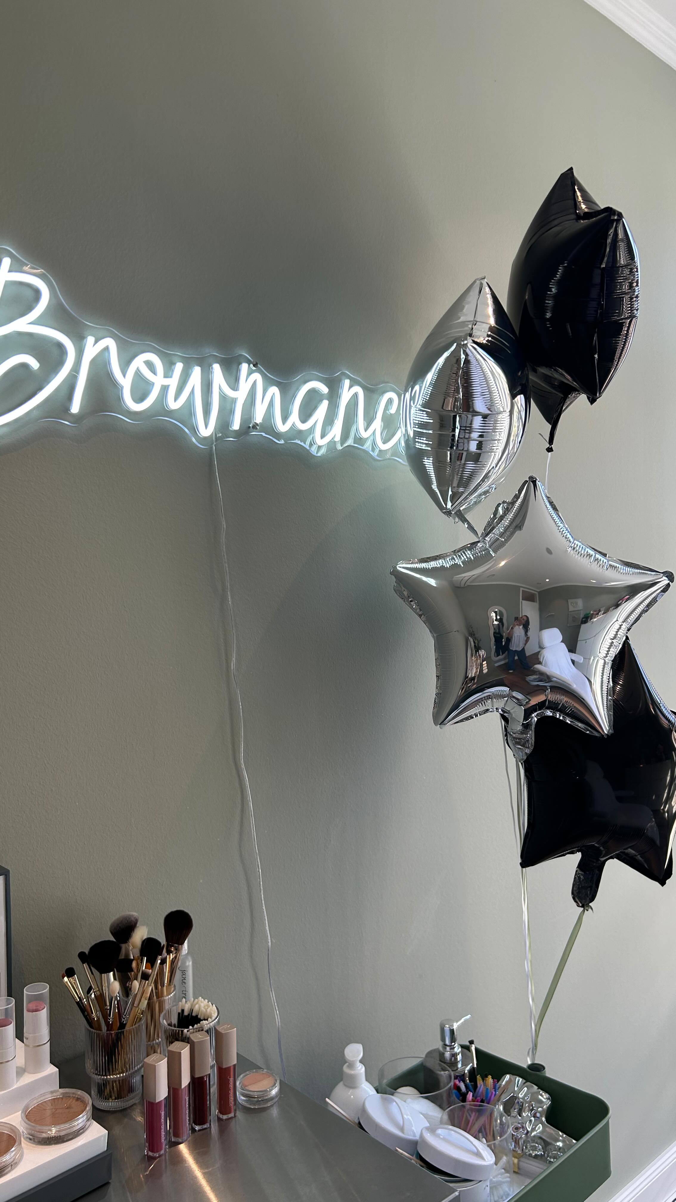 1 Jahr Studio B – und mein Herz ist voller Dankbarkeit für Dich! ♥️
Am Samstag durfte ich dieses besondere Jubiläum in kleiner Runde feiern – mit lieben Menschen, leckeren Cupcakes 🍓von @linwaterkamp und ganz viel Make-Up-Liebe von @janeiredale 💄✨
Ohne Dich und Deine Unterstützung wäre all das nicht möglich 🙏🏽🥂 Danke, dass Du an meiner Seite bist und Studio B mit Leben füllst!
#1jahrstudiob #thankful #makeuplover #janeiredale #studioblueneburg #beauty