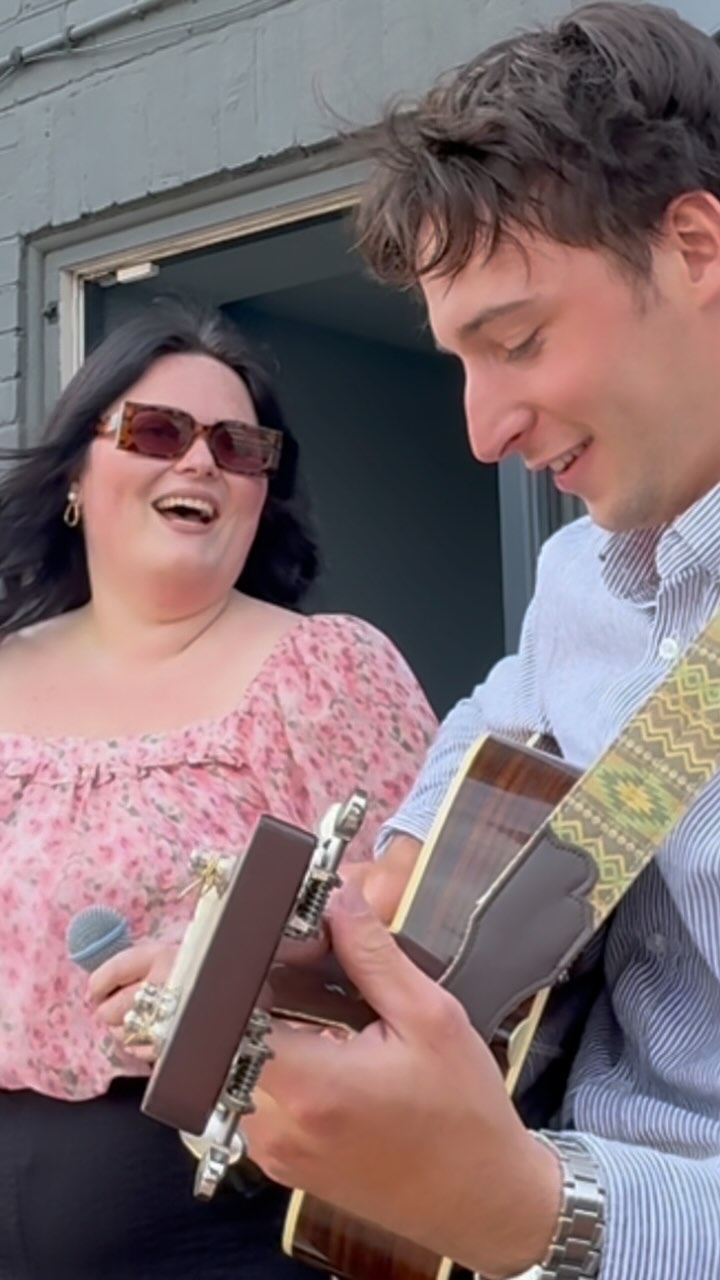 We like this one 🫶🏻 Vocals by Katie & every other sound you hear by Charles 🤯
Also, please wait to the end to see the sheer joy that waaaaaaa peddle brings us 😭
.
#acoustic #acousticduo #wedding #vocals #cover
