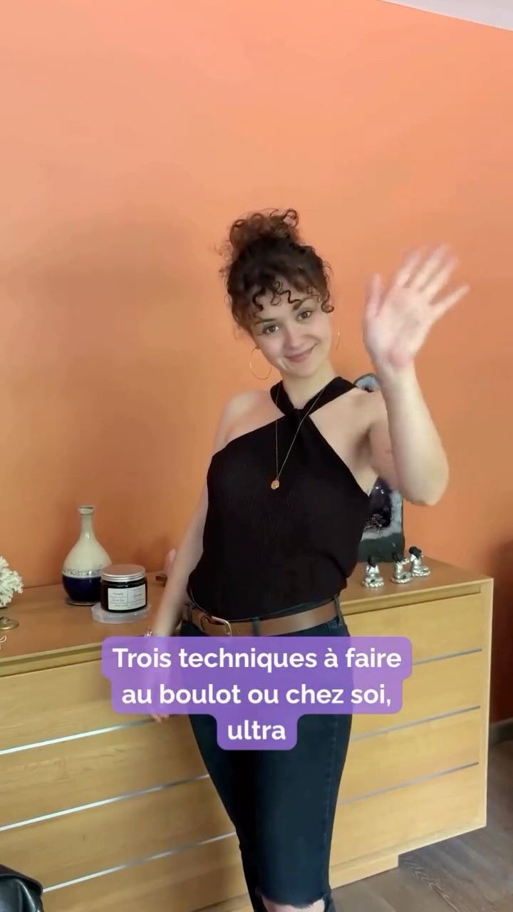 ✨ 𝟯 𝗠𝗢𝗨𝗩𝗘𝗠𝗘𝗡𝗧𝗦 🧠 𝟯 𝗖𝗘𝗥𝗩𝗘𝗔𝗨𝗫
pour décompresser vite fait… bien fait ! ✨ À tester au boulot ou à la maison, pour relâcher les tensions et retrouver de l’énergie en quelques minutes 💫
1️⃣ 𝗟𝗲 𝟴 𝗱𝗲𝘀 𝗲́𝗽𝗮𝘂𝗹𝗲𝘀
Un mouvement tout doux mais puissant ! En traçant des “8” (vers le haut) avec vos épaules, vous aidez à relâcher les tensions accumulées dans les trapèzes, le cou… bref, toute la zone qui se crispe quand le stress monte 😅🤯
🔎 Ce geste parle directement à notre 𝗰𝗲𝗿𝘃𝗲𝗮𝘂 𝗿𝗲𝗽𝘁𝗶𝗹𝗶𝗲𝗻 (le plus ancien), celui qui gère nos réactions de survie et nos tensions profondes. En l’apaisant, on calme aussi tout le reste du corps.
2️⃣ 𝗟𝗲 𝗯𝗮̂𝗶𝗹𝗹𝗲𝗺𝗲𝗻𝘁 𝗲́𝗻𝗲𝗿𝗴𝗲́𝘁𝗶𝗾𝘂𝗲
Et si on se permettait de bailler… mais pour de bon ?! 😄 Bailler dégage les muscles du visage, apaise le mental et stimule la bonne circulation sanguine.
🔎 Ce mouvement agit sur le 𝗰𝗲𝗿𝘃𝗲𝗮𝘂 𝗹𝗶𝗺𝗯𝗶𝗾𝘂𝗲, le centre de nos émotions et de notre mémoire. En le détendant, on crée un vrai effet “reset” émotionnel et nerveux.
3️⃣ 𝗟𝗮 𝗿𝗲𝘀𝗽𝗶𝗿𝗮𝘁𝗶𝗼𝗻 𝘃𝗲𝗻𝘁𝗿𝗮𝗹𝗲
Respirer bas dans le ventre, doucement… et se reconnecter à l’instant présent 🌿
🔎 Ce geste calme le 𝗰𝗼𝗿𝘁𝗲𝘅, la partie de notre cerveau qui pense, planifie… et parfois s’emballe en mode “il faut que je fasse ça et ça et ça” 😵💫 Revenir à une respiration ventrale, c’est ramener le mental ici et maintenant, et retrouver une énergie plus posée et efficace 💪
👉 𝐀̀ 𝐩𝐫𝐚𝐭𝐢𝐪𝐮𝐞𝐫 𝐬𝐞́𝐩𝐚𝐫𝐞́𝐦𝐞𝐧𝐭 𝐨𝐮 𝐞𝐧𝐜𝐡𝐚𝐢̂𝐧𝐞́𝐬 𝐩𝐨𝐮𝐫 𝐮𝐧 𝐞𝐟𝐟𝐞𝐭 𝐝𝐞́𝐭𝐞𝐧𝐭𝐞-𝐦𝐚𝐱𝐢 𝐞𝐧 𝟓 𝐦𝐢𝐧𝐮𝐭𝐞𝐬 𝐜𝐡𝐫𝐨𝐧𝐨 !
Dis-moi en commentaire : tu connaissais déjà ces gestes ? Lequel te fait le plus de bien 💜
#bienetreauquotidien #gestiondustress #respirationprofonde #detente #pausebienetre #corpsetesprit #autoapaisement #reconnexionasoi #cerveau #neuroscience #stressrelieving #mindbodyconnection #breathworkcoach #relax #selfca #calm #mentalhealt #nervoussystemhealing #wellnes #emotionalhealthmatters #braingym #braingames