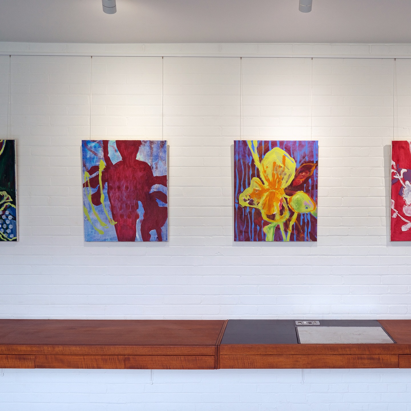 What a joy to have had these colourful energetic floral forms in the house across the past week. Thank you @naomilitvack - keep in touch with Naomi’s work at @qssartstudios
.
#homegallery #contemporyart #contemporarypainting #belfastartist #flowers #floral #larochebelfast