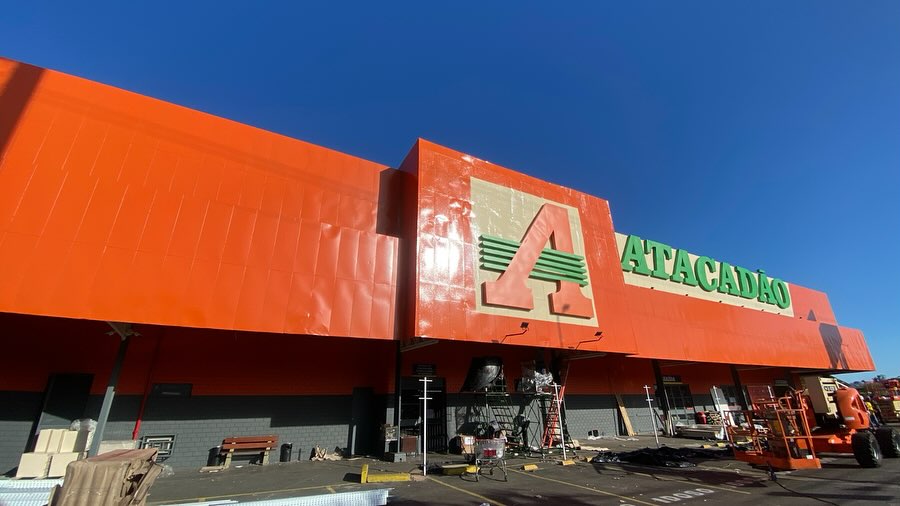 Transformação do mercado Maxxi para Atacadão realizada em 30 dias de obra, localizado na Avenida Assis Brasil, Nº 8285, Sarandi – CEP: 91.140-001 – Porto Alegre/RS com área total de 5.160,43M². Na transformação foi realizada a criação de novos ambientes conforme novo layout proposto através de demolição e construção, troca de revestimentos, pintura interna e externa. As instalações prediais foram adequadas para atender a novo uso da edificação.
Esta transformação consiste em um prazo de execução de 30 dias, pois os serviços foram reduzidos se comparados com uma transformação padrão. Foi realizado um Retrofit com o objetivo de trazer as principais características para o novo uso.
#construction #construtora #construção #engenharia #engenhariacivilbr #arquitetura #canteirodeobras #obra #empreendimento #concreto #estruturametálicas #retrofit #reforma #transformação