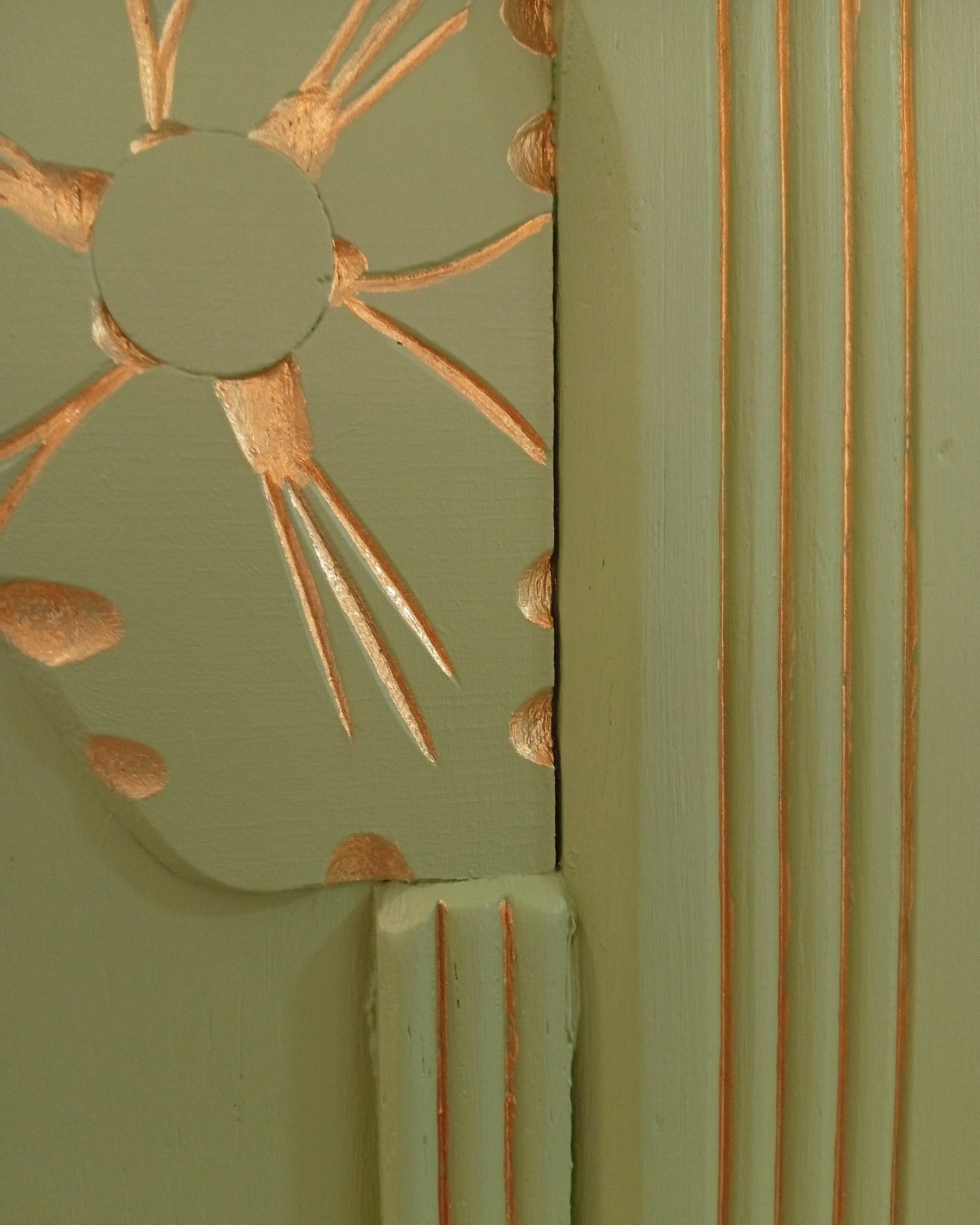 When your working day is your own (ie. all the smallest people are taken care of), things can get a little more creative 😁
Several commissions are on the go at once - I haven't got time to watch paint dry! - and I've been having a bit of a play with raised stencilling and Dark Wax on one, and playing with my most favourite (to date!) colour combination of Nordic Chic Emerald Queen and Gold Twinkle on another.
The Emerald Queen-Gold Twinkle combo will make up piece three of four for the same customer to adorn their newly renovated (almost finished!) bedroom.
If it wasn't a modern creation, it could have (almost) come straight from Versailles.
Almost 😉
#lehibouchic #nordicchic #Bellac