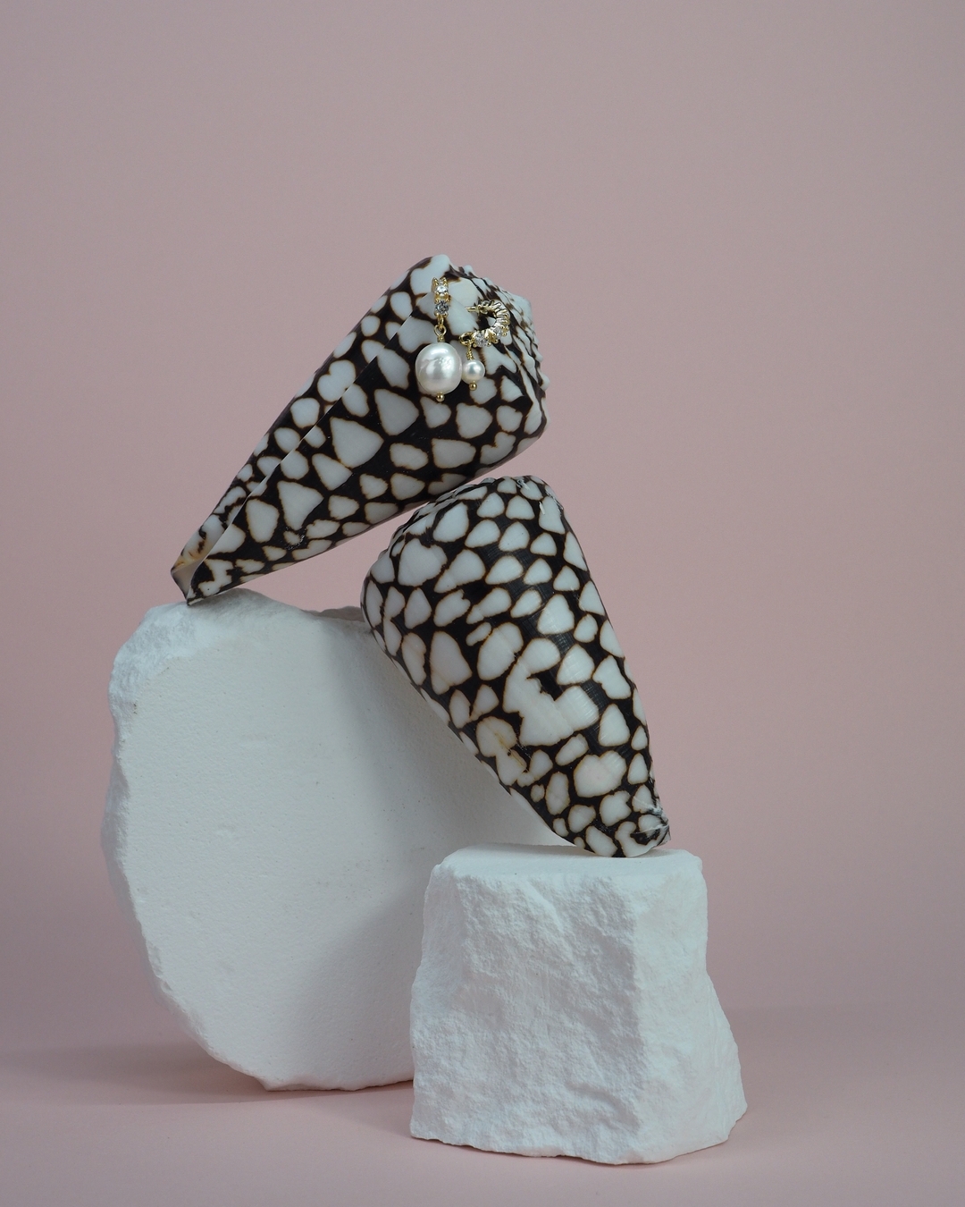 Perler er alltid en god idè 🐚🐢
WAHL-WEST bruker ferskvannsperler i smykkene. De er holdbare og har en nydelig organisk form som gjør alle litt forskjellige ✨
#øredobber #norskdesign #norsksmykkedesign #hoops #ferskvannsperler #perleøredobber