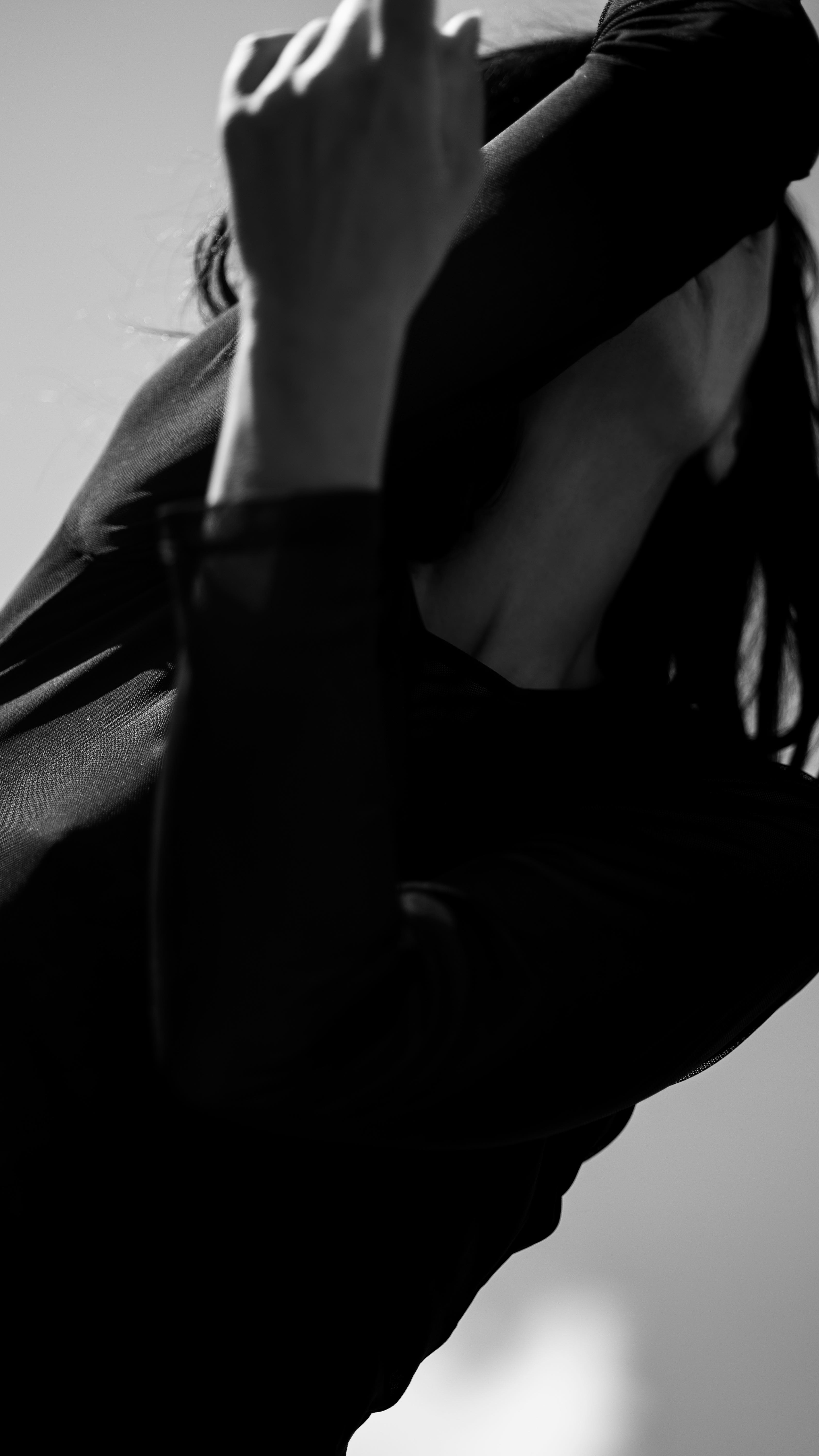 Irgendwann wird es schwer zu tanzen. Ins Tanzen zu kommen. Einfach nur tanzen. Vielleicht weil ich mein Genug sein Weg-gehirnt hab.
Zu improvisieren, aus dem Moment mit all den technischen und künstlerischen, ja mit all den Erfahrungsmomenten die ich bis jetzt gesammelt und integriert habe. Weil ich das manchmal als genug nicht anerkennen kann.
Manchmal geh ich dabei verloren. In dem ganzen Lehrerin sein, verstehst du?
Dabei kann ich doch am besten einfach „nur“ tanzen❤️
Weil das genug ist.
Weil das genügt.
Weil ich genüge.
Und wenn du gerne mit mir (genug) tanzen möchtest- melde dich.
Zwar noch auf Raumsuche, aber das Herz für neue Kursarten und -orte weit offen.
#auseinemtanz #genugsein #danceteacher #tanzimprovisation #dancing #tanz #pädagogik
#improvisation #enough #dance #worthy #youareworthy #einfachlostanzen #tanztechnik #lehrerin #teacher