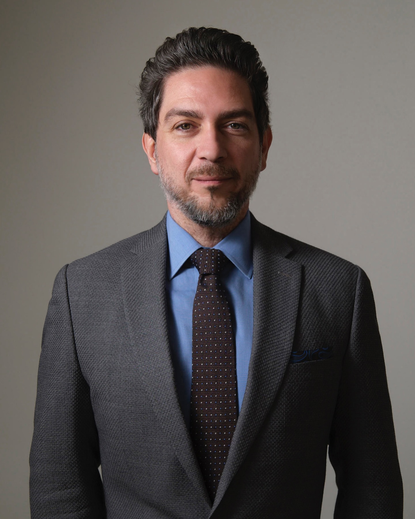 Son 10 yıldır sürdürdüğüm Genel Müdür sorumluluklarıma ek olarak bu ay itibariyle STFA Eğitim Vakfı’nın Mütevelli Heyeti ve Yönetim Kurulu Üyesi olarak görev almaya başladığımı paylaşmaktan mutluluk duyuyorum.
STFA Grubu, 1938’den beri inşaat başta olmak üzere pek çok sektörde ilklere imza atmış; sadece ülkemizin liman, köprü, baraj, otoyol gibi büyük altyapı işlerini üstlenmekle kalmamış, 27 ülkede 350’nin üzerinde proje tamamlamış. 87 yıllık tarihiyle Türkiye’nin en köklü holdinglerinden olmanın yanı sıra, kurucularımızın “Geleceği inşa etmek, ancak eğitime yapılan yatırım ile mümkün olur” vizyonu doğrultusunda 1978 yılından bugüne dek eğitime yatırım yapmaya devam ediyor.
Mühendislik alanındaki onlarca inovasyon ve 70’li yıllarda yurt dışında ihale alan ilk Türk müteahhitlik firması olmanın gururu bir yana; eğitim alanındaki ilklerin sadece iki tanesinden bahsedecek olursam: STFA’nın ve vakfımızın kurucularından Sezai Türkeş’in eşinin ismini taşıyan İnanç Lisesi, üstün ve özel yetenekli fakat maddi imkanları sınırlı öğrencilere eğitim vermek için ülkemizde kurulan ilk okul ve günümüzde #TEVİTÖL ismi ile Türk Eğitim Vakfı çatısı altında muhteşem kampüsünde eğitime devam ediyor.
190 ülkede 59 dilde 180 milyona yakın kayıtlı kullanıcıya ve kayıt olma zorunluluğu olmadığı için tüm dünyada çok daha fazla insana ücretsiz eğitim sunan ve destekçileri arasında Bill Gates, Elon Musk, Reed Hastings, Carlos Slim gibi isimlerle birlikte Google, Bank of America, Comcast, AT&T, Tata Trusts gibi kurumlar bulunan online eğitim platformu Khan Academy’nin ilk iştiraki #KhanAcademyTürkçe ise 2012 yılından beri #KhanAcademy’nin küresel etki potansiyelini hepsinden önce fark eden STFA Eğitim Vakfı tarafından destekleniyor.
Eskiler #STFA hakkında ülkemiz için sayısız mezun veren bir okuldur derler. 13 yıldır STFA’lı ve mühendislerin arasındaki bir sosyal bilimci olarak yeni görevimde kurucularımızın vizyonunu yaşatmak, sosyal fayda odağıyla eğitimde değer yaratmak ve fırsat eşitliğine katkı sunmak için çalışmaya devam edeceğim. Bu vesileyle yakın zamanda kaybettiğimiz, Vakfımızın Onursal Başkanı Tomris Taşkent’i ve artık aramızda olmayan Vakfedenlerimizi saygıyla anıyorum.