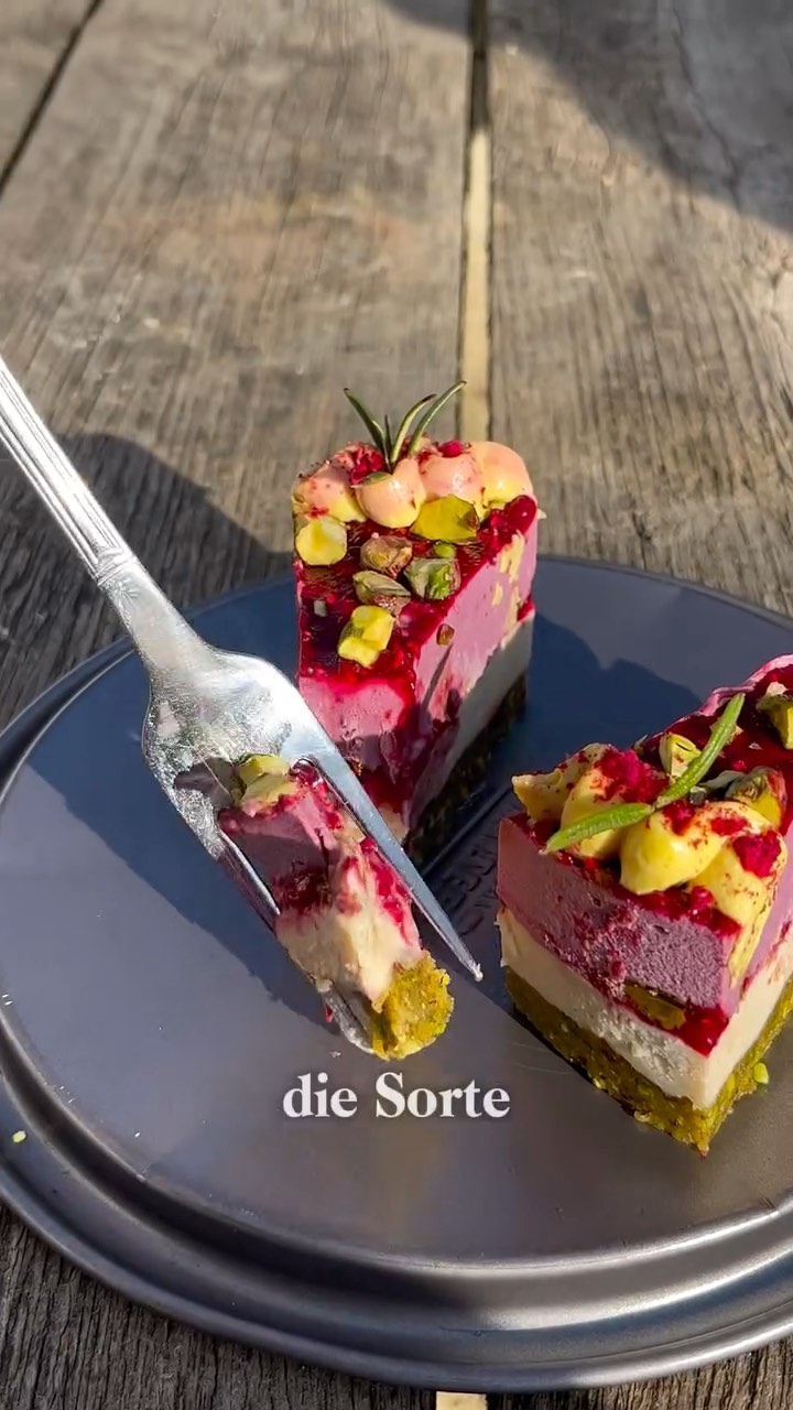 We created a next level Raw Cake Flavour 🤤🙌🏼
Habt ihr jetzt ne Ahnung, welches Special am Sonntag launcht?🥰😊
Es wird frühlingshaft, fruchtig, und einfach super lecker. Unter anderem launcht morgen unsere limitierte Muttertagssorte, zugleich kommt aber auch ein altbekannter Sommerhit zurück, am Sonntag folgt ebenfalls das heißersehnte Shopupdate mit Mixed Goodies und Cakes und ein Gewinnspiel steht auf dem Plan! 💣
#rawcake #intuitiveeating #gesundnaschen