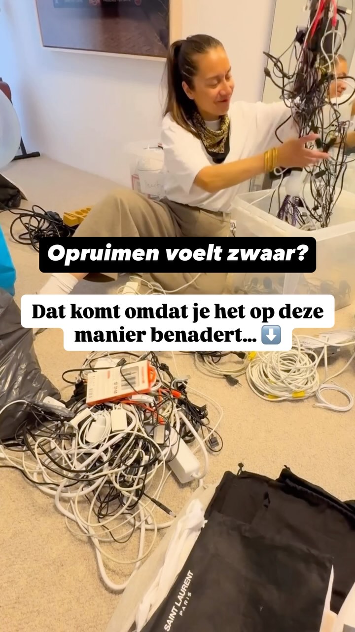Je begint het opruimen vol goede moed.
Grote vuilniszakken, Spotify aan...
“Wat moet er allemaal wég?”
Je gaat uitruimen, schuiven en sorteren.
Maar weet je wat er dan gebeurt?
Het brein houdt niet van loslaten.
Het wil vasthouden, bewaren, ‘voor het geval dat’.
Je brein denkt in verlies, herinneringen, schuldgevoel.
En voor je het weet:
↪️ Zit je vast.
↪️ Sta je te twijfelen.
↪️ Of schuif je het tóch maar weer uit.
En dat is precies waarom je vastloopt.
Maar stel jezelf eens een andere vraag:
Wat wil ik houden?
Wat is écht waardevol voor me?
Wat gebruik ik, waar word ik blij van?
Dit kleine verschil in benadering verandert alles in je opruim proces.
Spullen weggooien levert je iets anders op dan bewust kiezen wat je wilt houden
(En waarom dit kleine verschil alles verandert in je opruimproces)
In mijn nieuwste blog laat ik je precies zien hoe deze aanpak jou helpt om écht rust en overzicht te creëren in huis — en in je hoofd.
👉 Link in bio om de blog te lezen
Wil je deze mindshift zelf ervaren?
📞 Boek dan een gratis adviescall.
Tijdens deze call:
✔️ Kijken we samen waar jouw opruimstress zit
✔️ Krijg je helder wat je écht nodig hebt om rust te creëren
✔️ Ontvang je praktisch en persoonlijk advies die direct lucht geeft
📍Klik op de link in mijn bio om je vrijblijvende call in te plannen.
💬 En laat me in de reacties weten: welke spullen vind jij het lastigst om los te laten?
#opruimcoach #rust #overzicht #ruimte #rustinhuisrustinjehoofd #mariekondo
