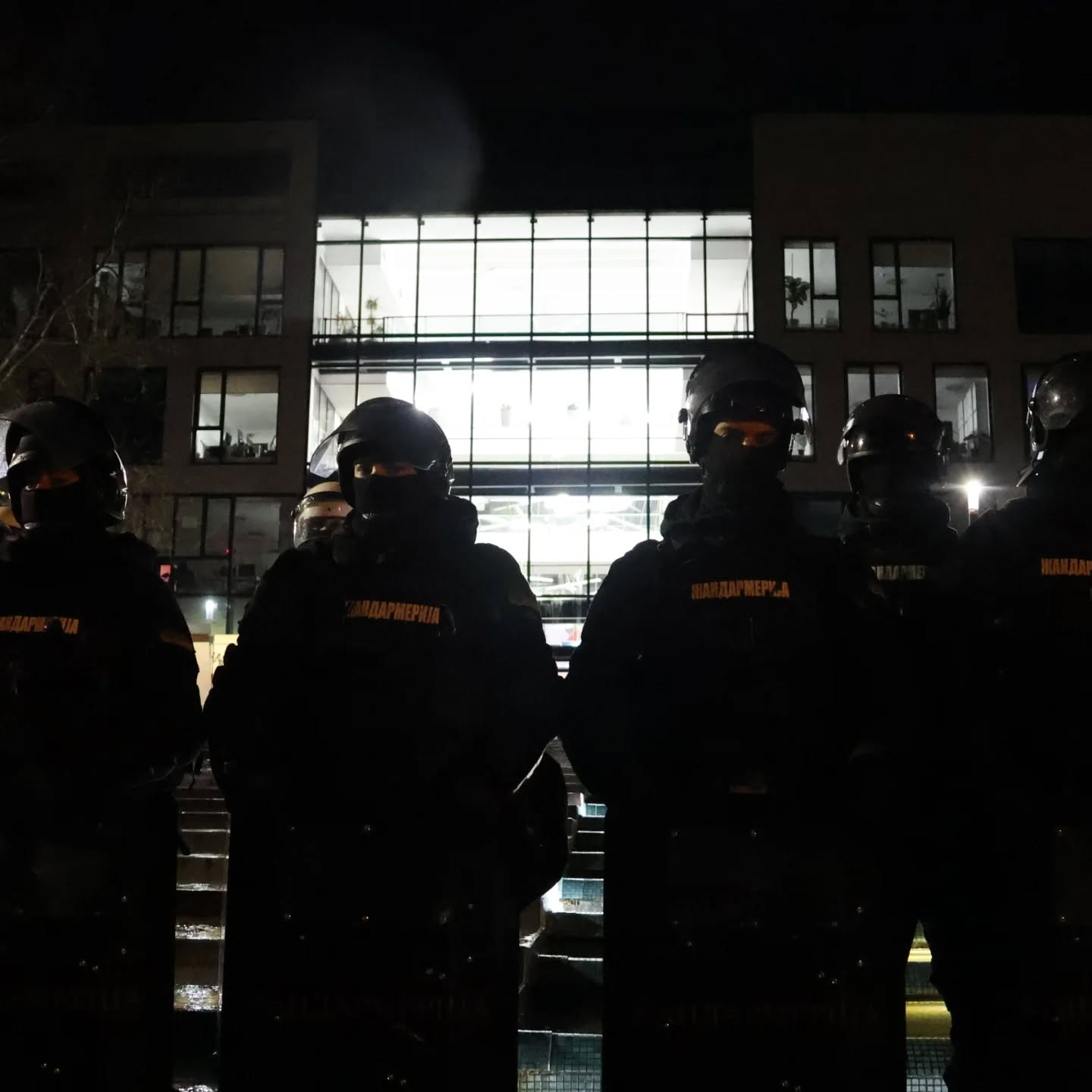 Dok ovo pišem,potpuno neispavan, blokada RTV-a i RTS-a je u toku. Nemam informacije kakva je situacija, mogu samo da se nadam da je ovaj put dovoljno ljudi.
Juče sam imao priliku da blokiram RTV i da se družim sa studentima. MUP izdajnici sada prete krivičnim i prekršajnim prijavama ovim sjajnim ljudima. Ako mislite da je prejako kad kažem izdajnici i da ti ljudi rade samo svoj posao, ok možda preterujem. Ali ajde da jednom za svagda utvrdimo onda gde se završava „rađenje svog posla“ a gde počinje izdaja. Kada prođe sve ovo, svi oni će reći da su „radili svoj posao“. Pitam se da li su ga radili i dok su čuvali narko dilere i kamatare u ćacilendu ili danas kada spremni da biju studente, prolaze pored Dijane Hrke, majke nastradalog Stefana Hrke. Kako će da objasne deci jednog dana šta su radili 2024/2025 za vreme velikih studentskih protesta? Na čijoj strani su bili, koga su štitili?
Sinoć nas je nažalost ispred televizije u NS bilo premalo. Nas 30tak najupornijih, od kojih su mnogi bili pokisli, kornjače su lako udaljile od RTV-a. Nije bilo šanse, po neko je viknuo demonstrativno:“ Ua!“ i to je bilo to. Ipak duh nije bio poljuljan, studenti su upalili studentski dnevnik na laptopu sa sve organima nereda tik iza sebe, koji su se pravili da ne gledaju i tako smo praktično dočekali svitanje. U Beogradu stvari su se održale.
Danas zborovi Novog Sada rešili su da se bolje organizuju i podrže studente. Oči mi se sklapaju dok ovo pišem, danas nisam tamo tek sam sad završio posao, pojma nemam kakvo je stanje sada ispred RTS-A i RTV-a. Ljudi nadam se da izdržavate i da pumpate. Ako dođu da „rade svoj posao“ ne dajte im!
@studenti_u_blokadi
#blokadartv #blokadarts #studentskiprotest #studentprotests