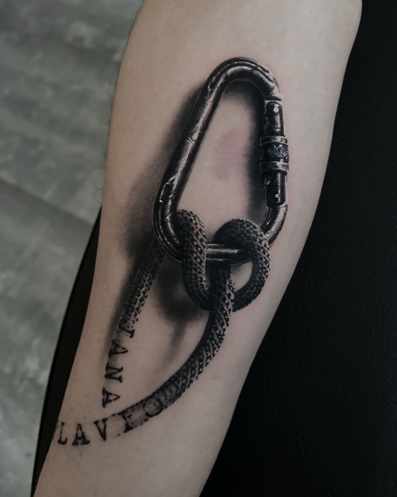 Higher temps, ready for the mountains. Repost from 2022 🥳
#tattoo #tattoos #realism #blackandgrey #climbing #carabiner