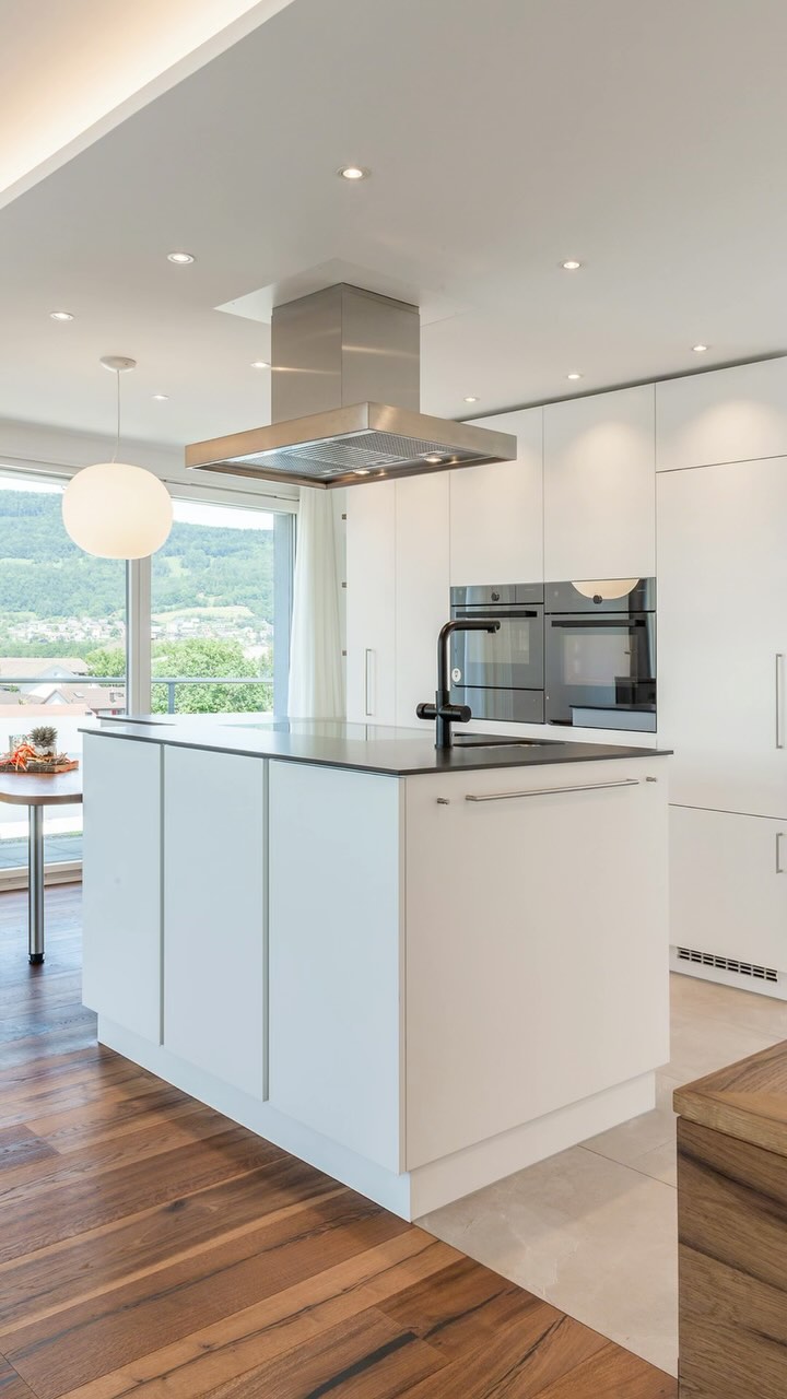 🍽️ Du möchtest keine Küche ab Stange? Dann bist du bei uns genau richtig. Wir planen und bauen deine Wunschküche – individuell, hochwertig und direkt aus unserer Werkstatt in Sarmenstorf. Geliefert und montiert schweizweit.🔨🏡