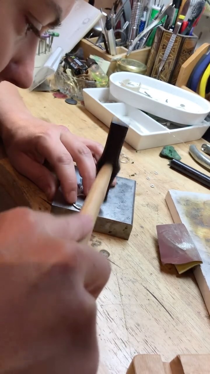 ✨ D’une simple idée à un bijou éclatant… ✨
Dans mon atelier du Pouliguen, l’argent prend vie sous mes mains, façonné avec patience et passion. 🔨 De la fonte de l’argent, du modelage au martelage, du polissage aux derniers détails… Chaque geste raconte une histoire, celle d’un bijou unique, empreint de savoir-faire et d’authenticité.
🎥 Plongez dans les coulisses de la création et découvrez la magie du fait-main.
💬 Que pensez-vous de cette transformation ? Dites-moi en commentaire ! 👇
#CollierFaitMain #savoirfairefrançais #créationunique #baguesempilables #natureetcréation #bijouxartisanaux #faitmainavecpassion #ateliercréatif #argent925 #lepouliguen #SlowJewelry #bijoux #artisanat #artisane #faitmain #handmadewithlove #labaule #loireatlantique #presquilguerandaise #cotedamour #faitenfrance #bijouxcreateur