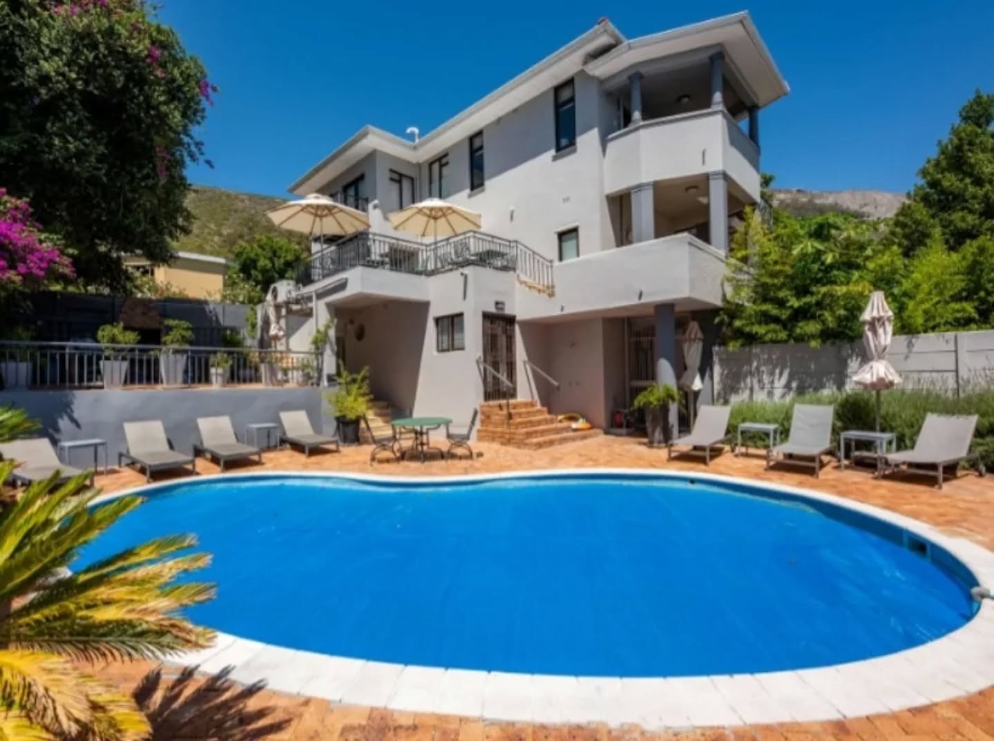 In the picture! Onze favoriete accommodaties:
🌍✨ Tussen de iconische Tafelberg en de Atlantische Oceaan vind je @maartensguesthouse in de rustige wijk Fresnaye. Hier voel je je meteen thuis! 🏡 Maarten, je Nederlandse gastheer, zorgt voor een persoonlijke touch met insider tips voor de perfecte Kaapstad ervaring. Of je nu komt voor comfort of een budgetvriendelijke optie, Maartens heeft voor ieder wat wils! 🌟
#Kaapstad #MaartensGuestHouse #Tafelberg #Fresnaye #Reizen #Gastvrijheid #LocalsOnly #TafelbergViews #ZuidAfrikaReis #CapeTownTips #JaAfrikaTravel #GastvrijAfrika #ZuidAfrikaVakantie #PersoonlijkReizen