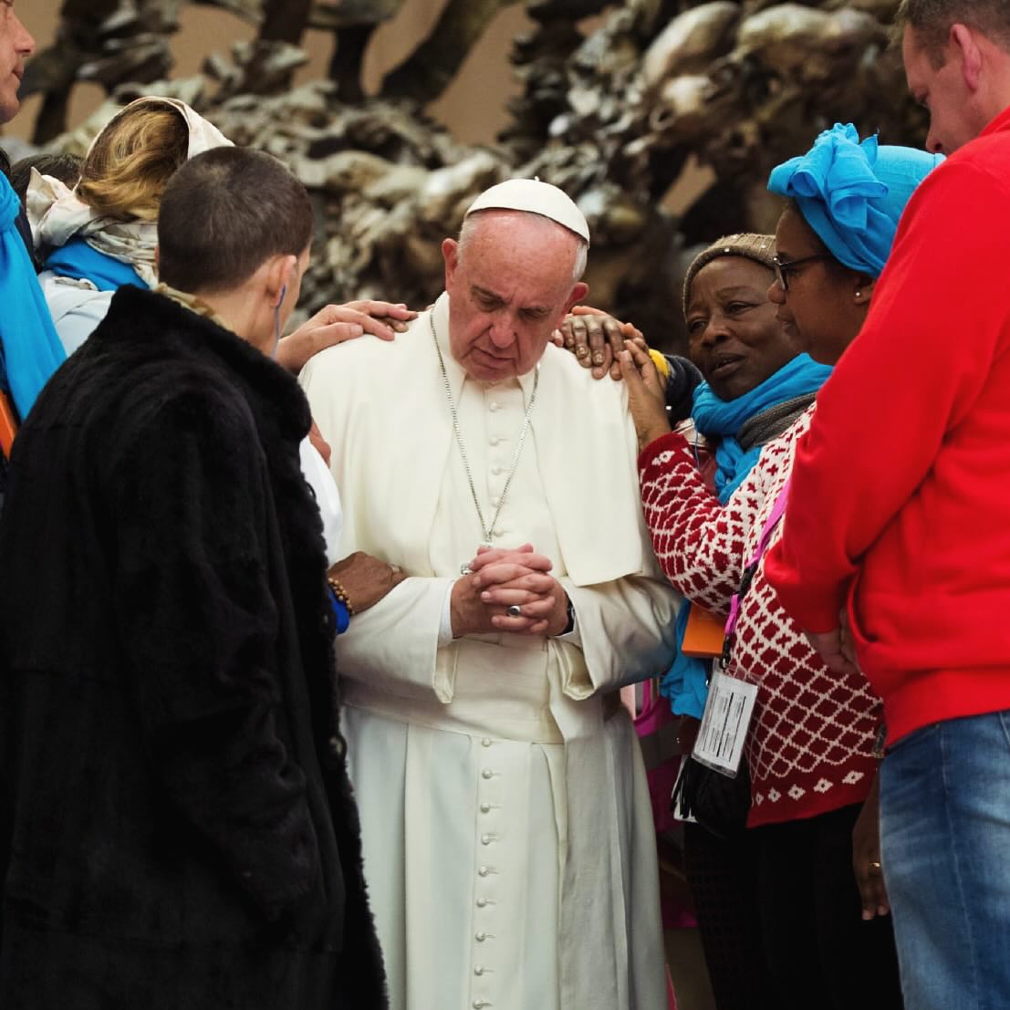 Le monde perd aujourd’hui un messager d’espoir, d’humilité et d’humanité.
Le pape François fut une voix transcendante, portée par une foi profonde, au service de la paix, de la dignité humaine et de la justice sociale.
Il laisse derrière lui un héritage lumineux de service et de compassion, tourné vers tous, en particulier ceux que la société rejette, ceux que la guerre broie, ceux que l’oubli menace.
Homme de foi, il fut aussi un pont entre les croyances, une conscience universelle dans un monde en quête de sens.
Que son souvenir continue d’inspirer les cœurs et les actes.
*****************************************
#PapeFrançois #Vatican #HéritageSpirituel #Hommage #charlesphilippedorleans #princecharlesphilippedorleans #princecharlesphilippe #princedorleans #ducdanjou #naomidorleans #naomivaleskadorleans #princessenaomidorleans #princessenaomi #princessedorleans #duchessedanjou #maisonroyaledefrance #france