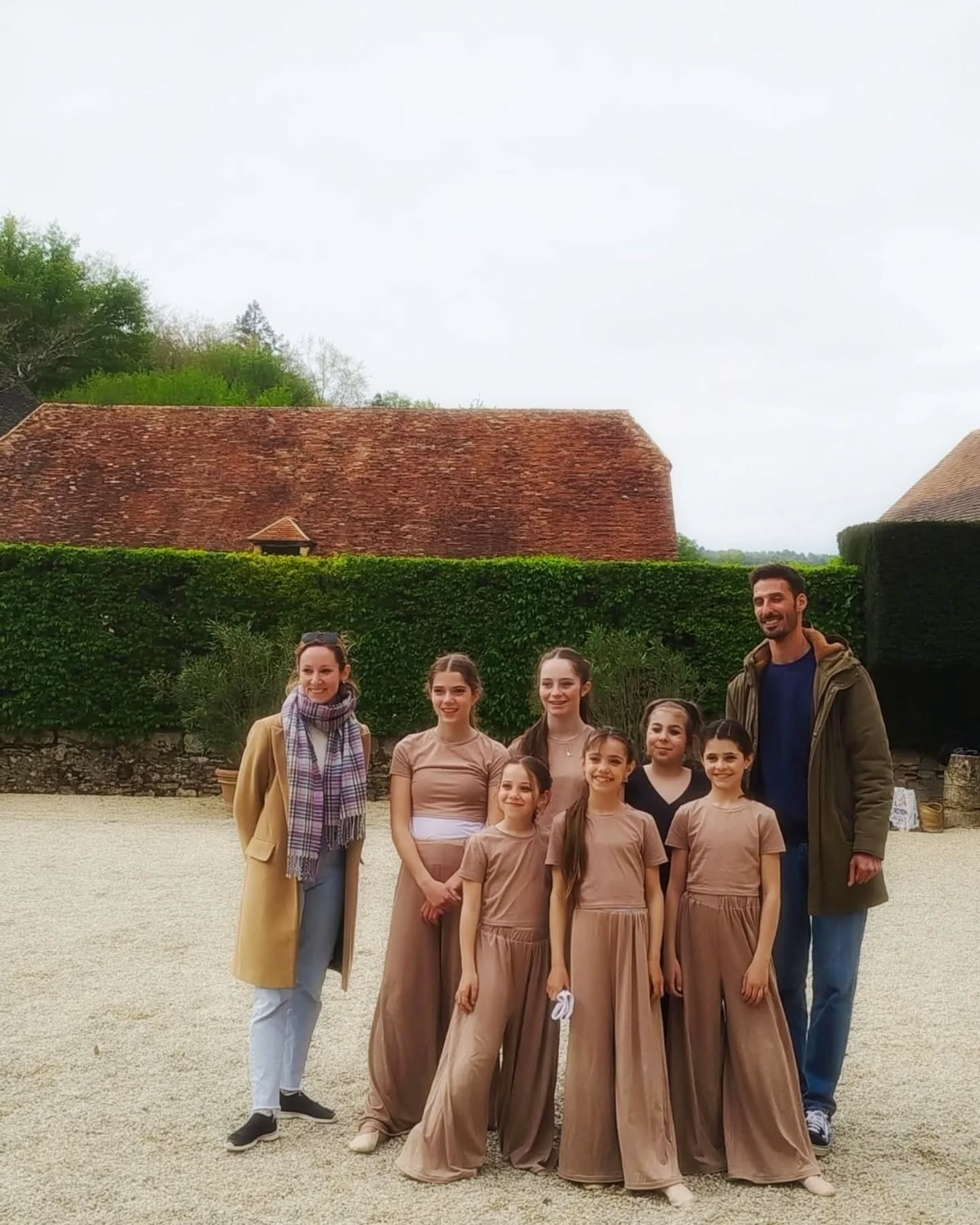 ✨Retour sur la tournée de La compagnie contemporaine de La Cinquième Arabesque ✨
🌳 C’était le 21 avril 2025 au sein du magnifique @chateau.de.losse pour une série de représentations en extérieur toutes les 30 minutes, portées par une énergie vibrante et une présence scénique envoûtante.🤩
🪶 Une expérience sensorielle et mystique où la danse contemporaine a habité les pierres du château, s’est mêlée au souffle du vent, aux rayons timides du soleil et aux regards curieux des visiteurs.🌳🌹
✨Un grand bravo à nos artistes pour leur intensité, leur générosité, et leur engagement sans faille. 👏🏻
🙏🏼 Merci au @chateau.de.losse pour son accueil,
aux spectateurs venus nombreux, aux parents pour leur investissement et leur confiance,
et à toute l’équipe qui rend ces moments possibles.
✨En route pour la suite de la saison et de nouveaux projets tout aussi inspirants.
Chorégraphie @xabibdx
Direction artistique @clairebnrtinstapro
Merci @marie_girard_inspiration_mg de l'équipe
#eysinesmaville #eysines #eysinesculture #ecolededanse #compagniededanse #chateaudelosse #dordogne #dansecontemporaine #danseclassique #bordeaux #bordeauxmaville #bordeauxmetropole #mérignac
#merignacmaville #lehaillan #lebouscat
#bruges #saintmedardenjalles
#bassindarcachon #balletdanseur
#rouffignacsaintcernindereilhac #danse #danseuses #dancer #balletfilm #lechatbotté #ballet #balletcompagnie
#lacinquiemearabesque