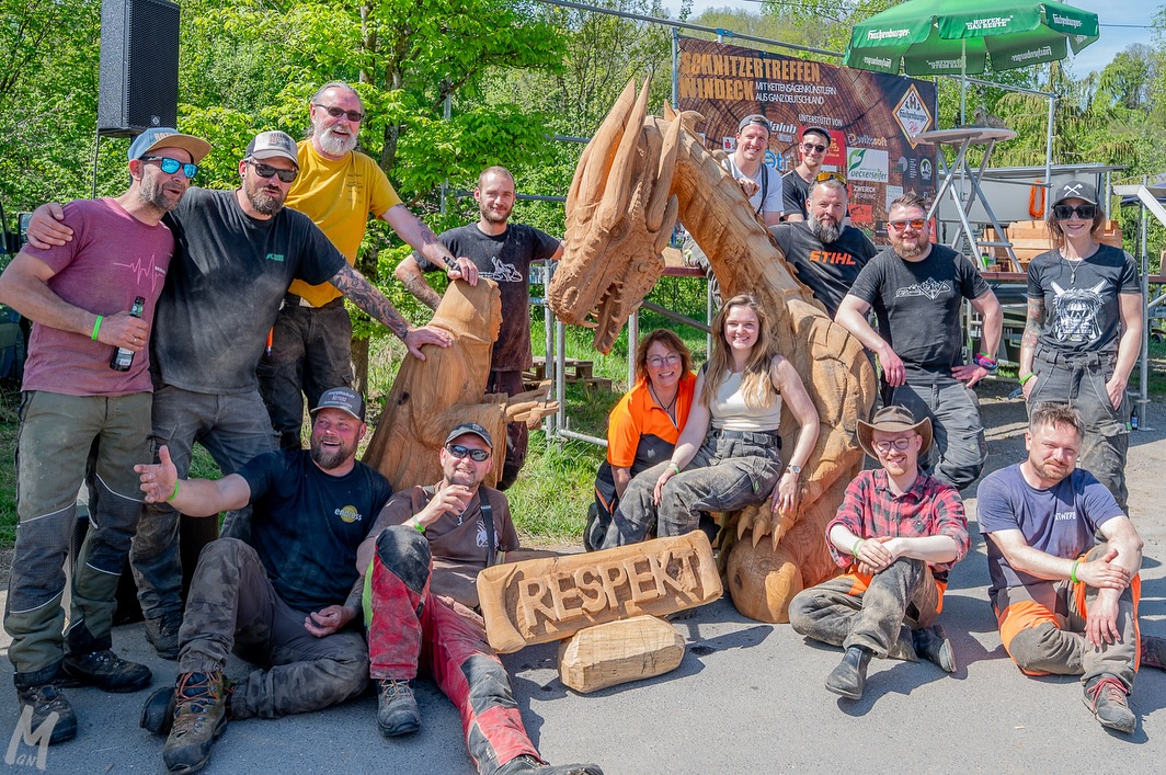 Was für ein Wochenende! Letztes Wochenende war ich auf dem großartigen Schnitzertreffen in Windeck, organisiert von den fantastischen @naturwerkwindeck , @rode.island und @holzbaron – und was soll ich sagen: Es war der Hammer!
Die Sonne hat gelacht, die Motorsägen haben gebrüllt und die Späne sind nur so geflogen. Es fühlte sich fast an wie ein Klassentreffen.☀️😎
Ein riesiges Dankeschön geht an alle Sponsoren: @motorgeraetescheffels, @medialubkettlitz, @hachenburger BK, @schuenkegmbh @_gartenbaumschule_ueckerseifer und alle anderen.🤘🏻🤙🏻
Besonders cool: Es gab zwei Speedcarving-Events, bei denen wir in kurzer Zeit kleine Kunstwerke zaubern durften. Der Erlös ging komplett an das Kinderhospiz Balthasar – eine Herzensangelegenheit, die wir alle gern unterstützt haben.
Ich selbst habe dabei zwei Stücke geschnitzt: ein abgebranntes Streichholz, das sich als Wanderstock getarnt hat – und eine sehr… frei interpretierte Leuchtturm-Version, die an einen Pimmel erinnerte. Kunst liegt halt im Auge des Betrachters!🤙🏻🫶🏻
Kurz gesagt: Es war einfach geil – beste Gesellschaft, perfekte Stimmung und ein Wochenende, das ich so schnell nicht vergessen werde. Danke an alle, die dabei waren – ich freue mich jetzt schon aufs nächste Mal! 🍻😎☀️🫶🏻. #windeck #schnitztreffen #carvingwood #woodcarving #carvings #saburrtoothtools #saburrtooth #stihl #kettensägenkunst #holzkunst #art #holzmachtglücklich #dreams #dekoration #garden #inspiration #handmade #handmadewithlove #schnitzen #kettensägenschnitzen #chainsawcarving #chainsawcarver #carving #woodsculptureartists #woodart #holzkunst #gardeninspiration #decoration #holzskulptur #speedcarving
