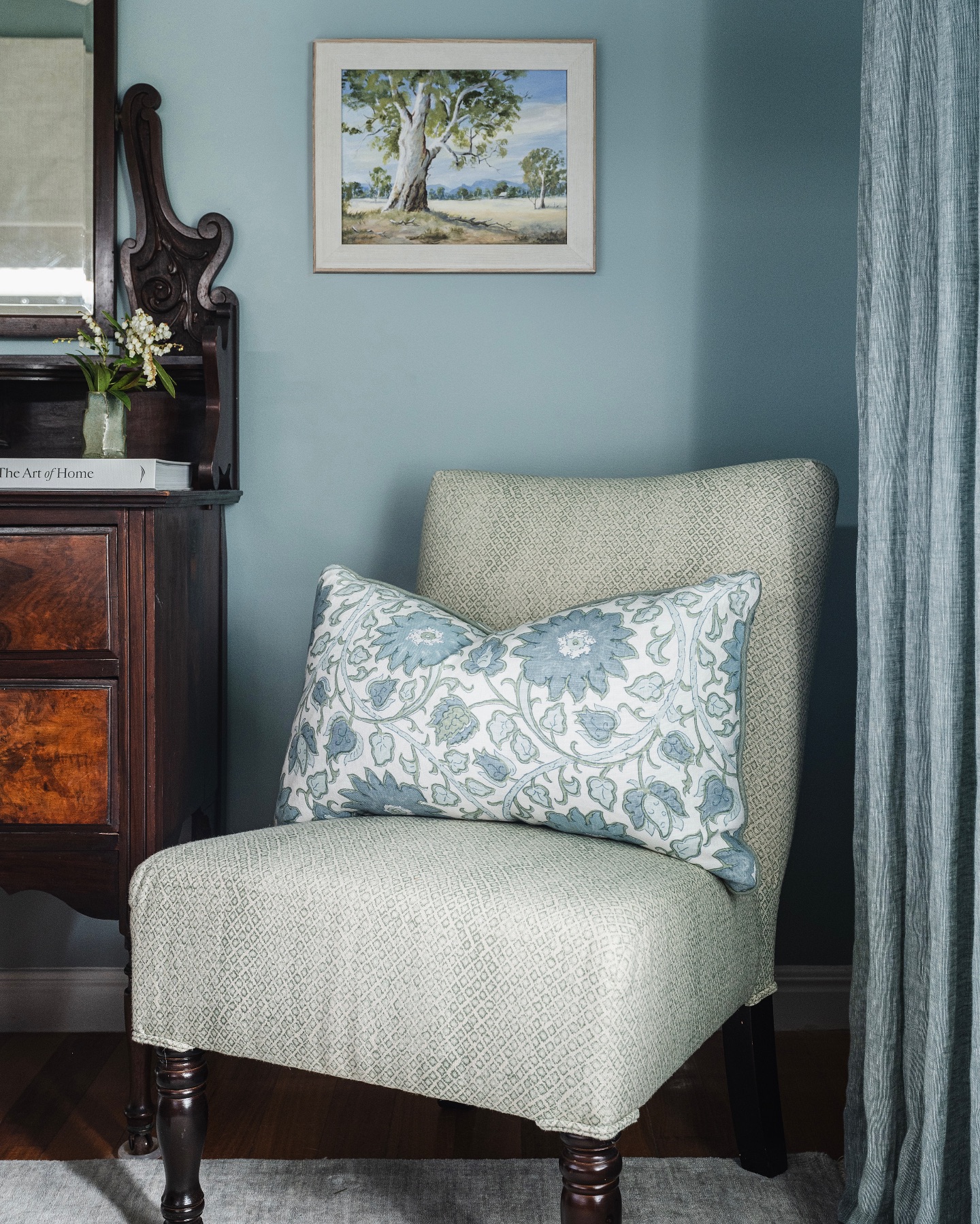 The dreamiest corner at our Coorparoo Cottage project, designed to honour the home’s history 💙
See more of this gorgeous project over on our website, link in bio.
#QueenslanderHome
#ClassicInteriorDesign