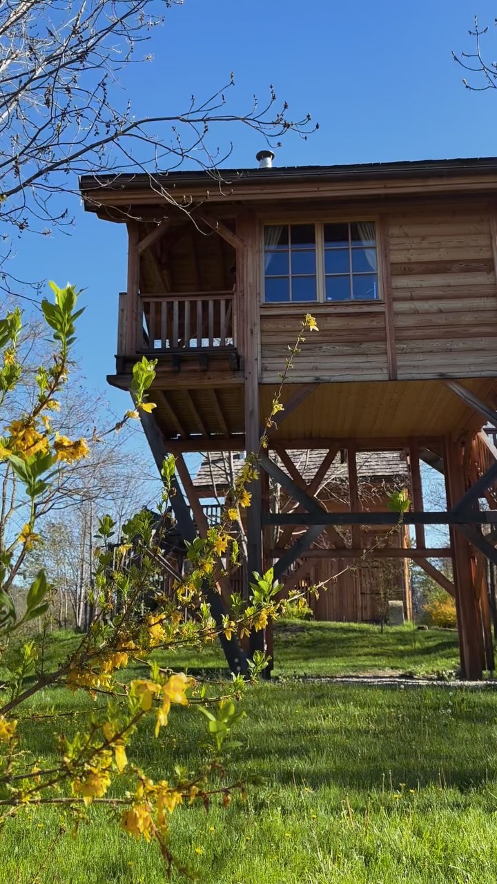 Notre jolie Manuela fait sa belle, perchée à 4 mètres de hauteur, telle une cabine de bateau suspendue 🪵
Tag une personne avec qui tu aimerais passer la nuit dans cette cabane en commentaires 👇🏼
Réservez votre prochain séjour dès maintenant sur www.cabanesdudauphine.fr. En passant directement par le site internet, vous éviterez les frais des autres applications.
Cabanes du Dauphiné | Ville de Gap | Hautes-Alpes