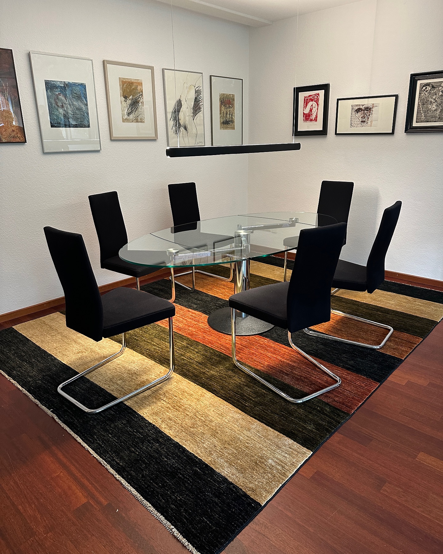 Teppichliebe trifft Design – Essbereich mit Charakter!
Ein Teppich kann mehr als nur den Boden schmücken – er verbindet Möbel, Farben und Atmosphäre zu einem harmonischen Gesamtbild. In diesem stilvollen Essbereich sorgt unser handgefertigter Teppich mit seinen klaren Blockfarben für Struktur und Wärme.
Die dunklen und warmen Farbtöne greifen das edle Holz des Bodens auf und setzen gleichzeitig einen modernen Kontrast zur Glasplatte und den schwarzen Stühlen. Perfekt abgestimmt – stilvoll, gemütlich und ein echter Blickfang!
Warum ein Teppich im Essbereich?
✔️ Er definiert den Raum und schafft optisch einen „Rahmen“.
✔️ Dämpft Geräusche – für eine angenehme Akustik beim Essen.
✔️ Schützt den Boden und bringt Gemütlichkeit ins Spiel.
Du willst auch so ein Highlight für dein Zuhause?
Jetzt Beratungstermin vereinbaren – direkt per DM oder auf unserer Website!
#münster #dorsten #einrichtungsidee #inneneinrichter #TeppicheHosseini #EsszimmerInspiration #Teppichliebe #Designteppich #InteriorGoals #WohnenmitStil #handmadecarpet #Einrichtungsinspo #EssbereichMitStil