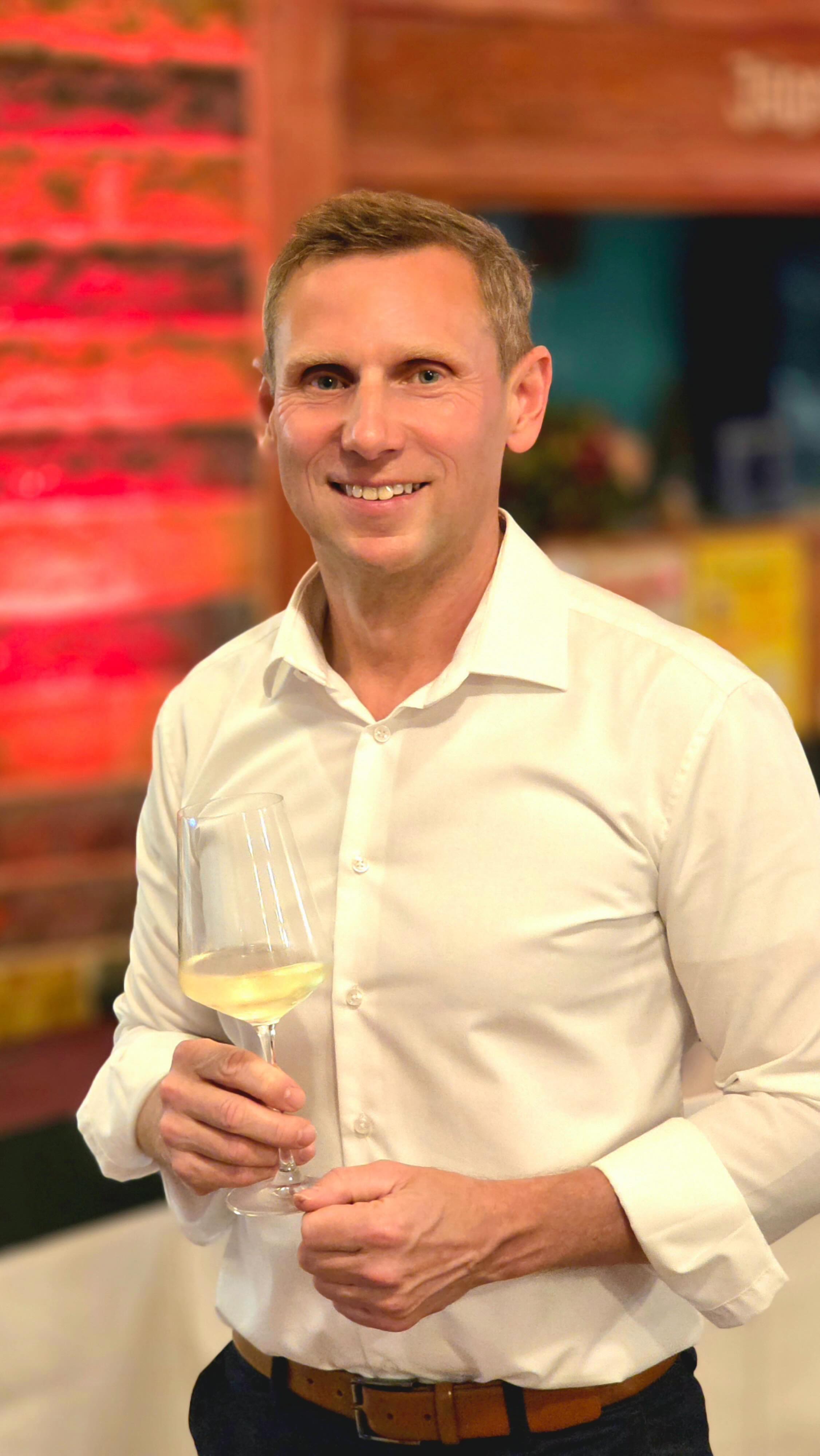 #Was für ein toller Abend in meiner Heimat Mecklenburg!
So viele interessierte Menschen, eine großartige Stimmung und fantastische Gespräche.
Wir haben die ersten Weine des Jahrgangs 2024 probiert – und das Feedback war überwältigend.
Ich bin dankbar für jeden einzelnen Moment und freue mich schon jetzt auf nächstes Jahr!
#weinprobe #weinjahrgang2024 #mecklenburg #heimatliebe #weinliebe #winzerleben #danke #freude ## #weingenuss