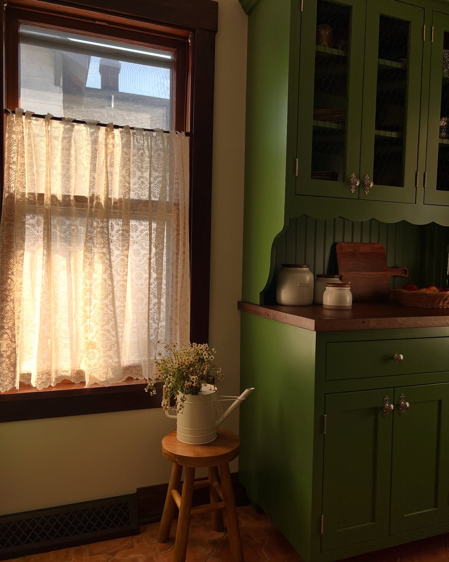Moment of beauty from the Old world kitchen project!
Feel deeply connected and inspired by my own creation.. this dreamy shot ( taken by me ) got me inspired to go with green for Easter this year!
Check my stories for a sneak peek 🌸🌿🌼
Design: @dianarizkodesign
#kitchendesign #oldworldcharm #dreamysunset