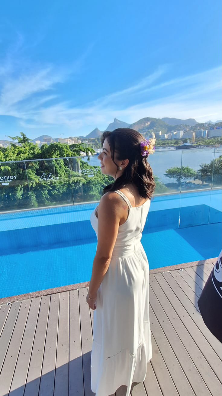 🤍 Thais 🤍
Ela escolheu dois looks diferentes, uma pro dia do casamento no civil e outro para o dia da celebração.
E todos dois levam a essência e a personalidade dela.
Thais é suave, serena e delicada.
A maquiagem embelezadora é assim, realçam seus pontos fortes sem te transformar.
#noivabylu
She chose two different looks—one for the civil wedding day and another for the celebration day.
Both reflect her essence and personality.
Thais is gentle, serene, and delicate.
Enhancing makeup is just like that—it highlights your best features without changing who you are.