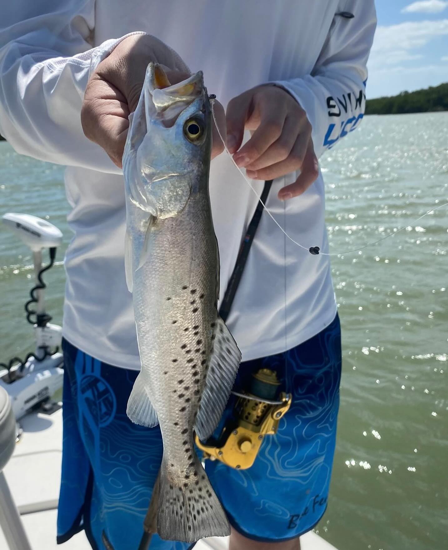 Cheers to #speckledtrout , always a hard hitting and cool fish to catch! Always available for the fight, are my @irt_reels @cajunrods combos 🤙🏻. I have open dates in May 📲305-778-5342 #a2fishingcharters #irtreels #cajuncustomrods #donnmarpliers #reelfishyappareal #tfoflyrods #palmythgloves #fourhorsementackle #fortressmarineanchorsusa #captainspreferredproducts